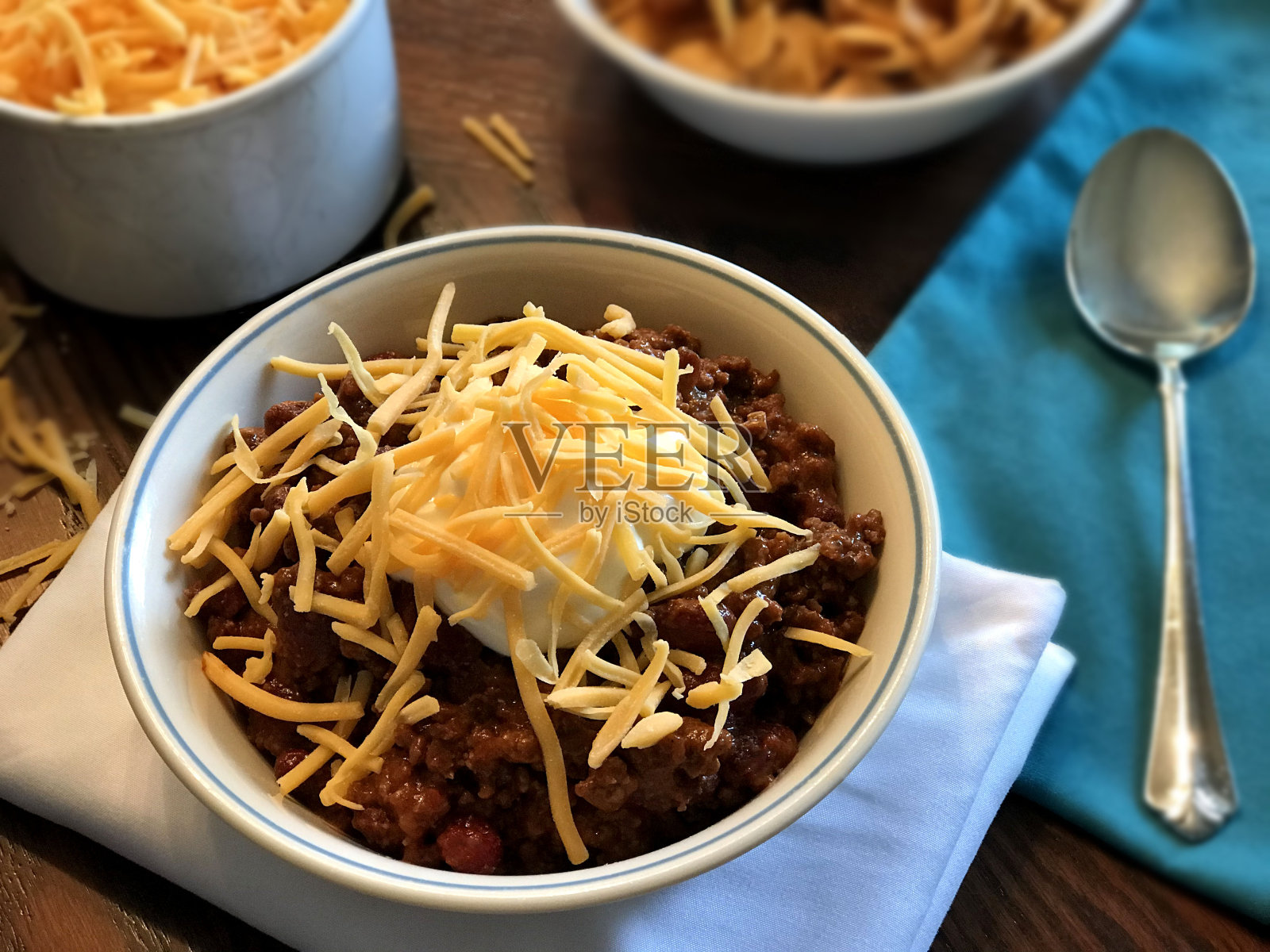 桌子上的辣椒碗照片摄影图片