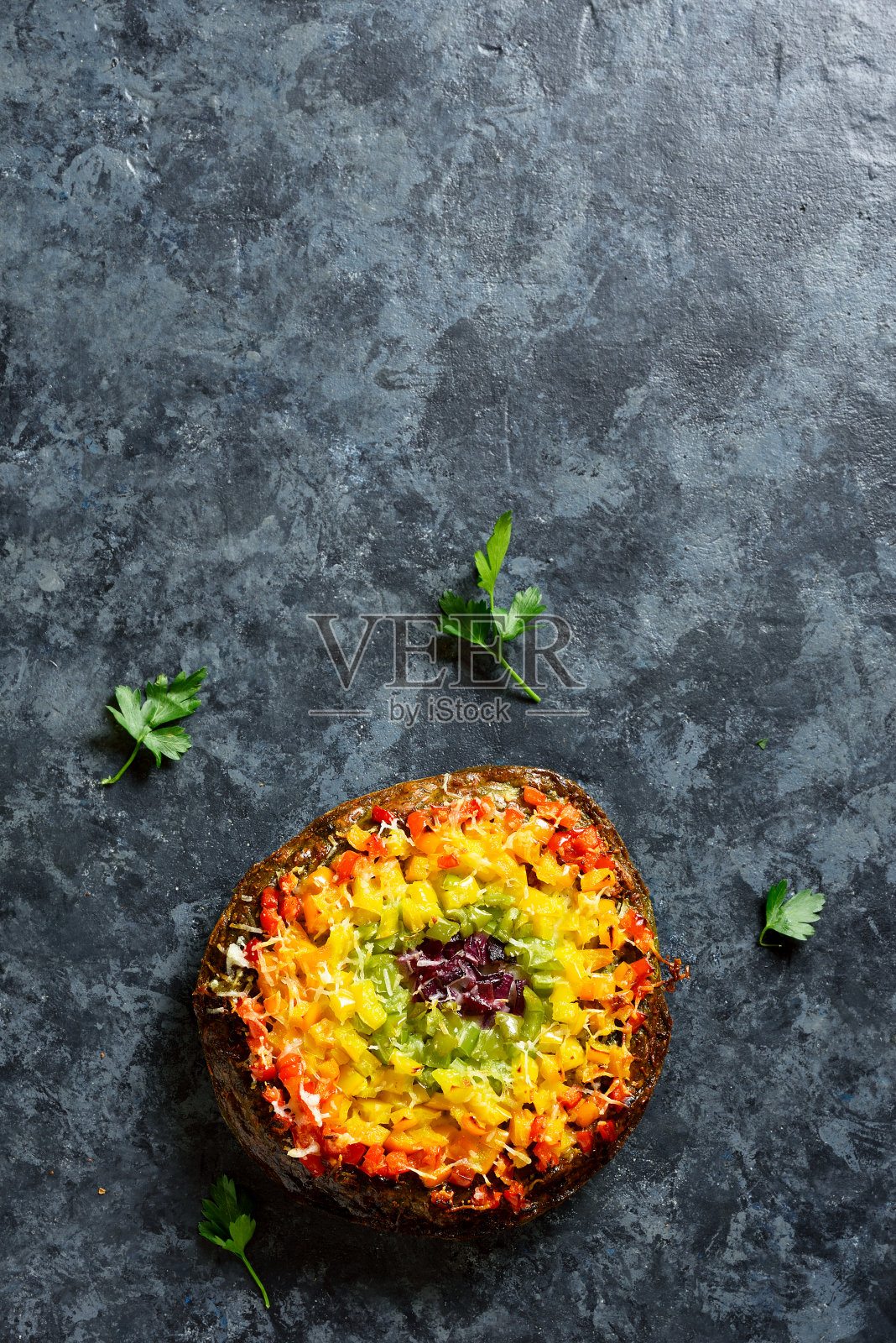 彩虹青椒蔬菜披萨照片摄影图片