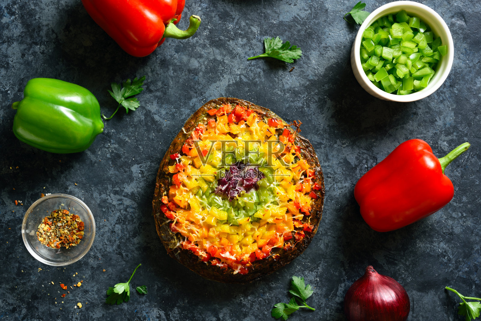 彩虹青椒蔬菜披萨照片摄影图片