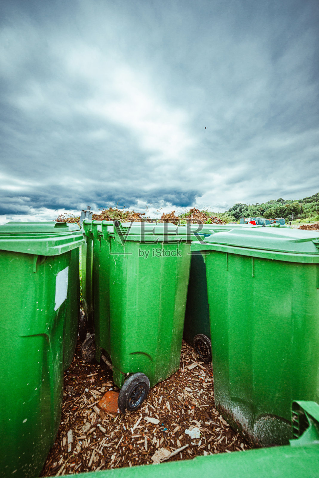 塑料垃圾桶照片摄影图片