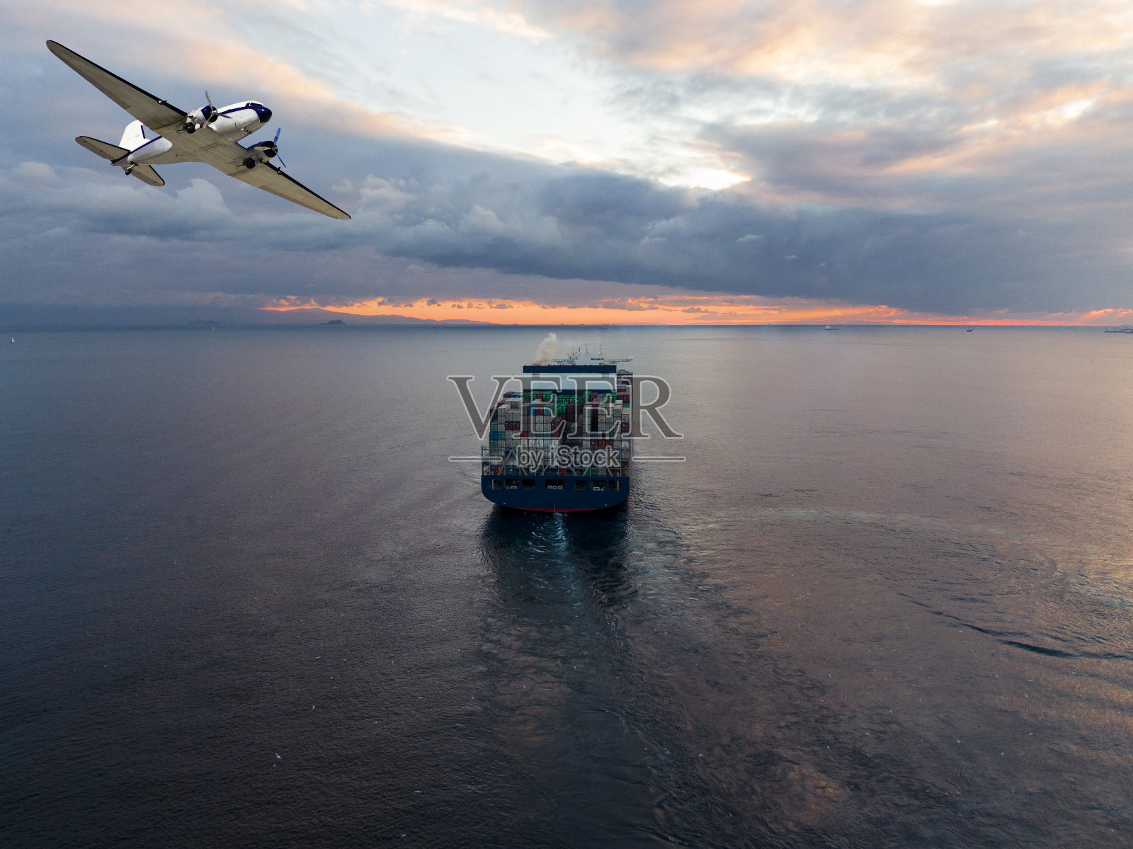 货轮和货机在日落天空的海洋,货运,航运照片摄影图片