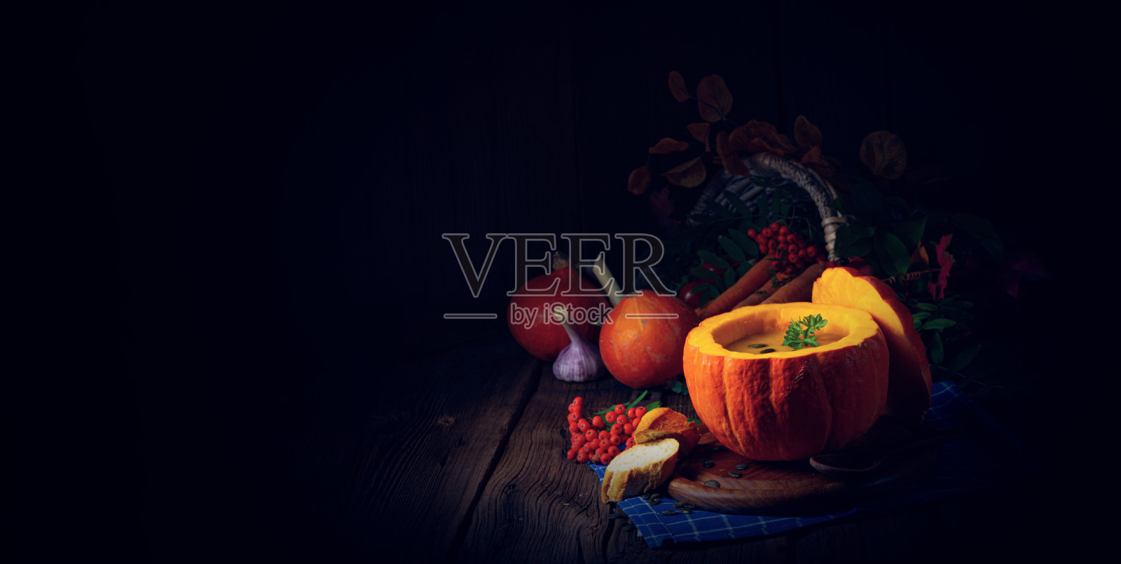 美味的秋南瓜汤配法式长棍面包照片摄影图片