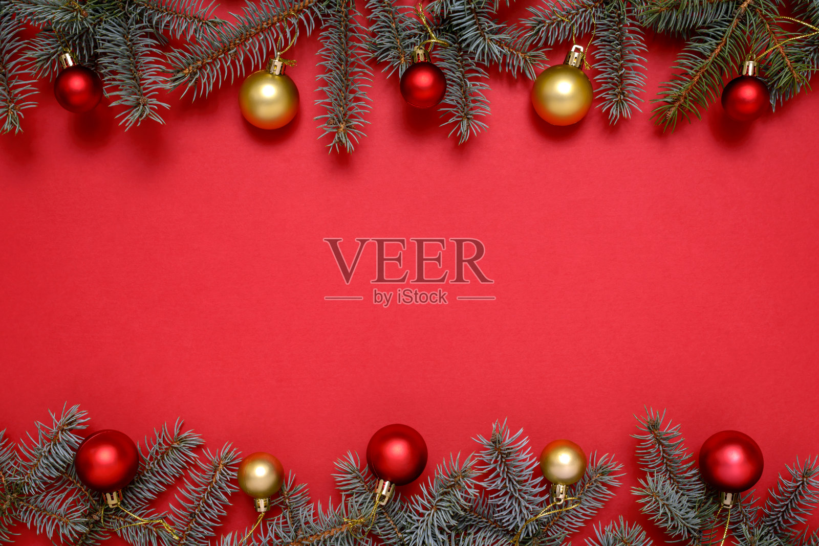 圣诞装饰品和冷杉树在红色的背景照片摄影图片