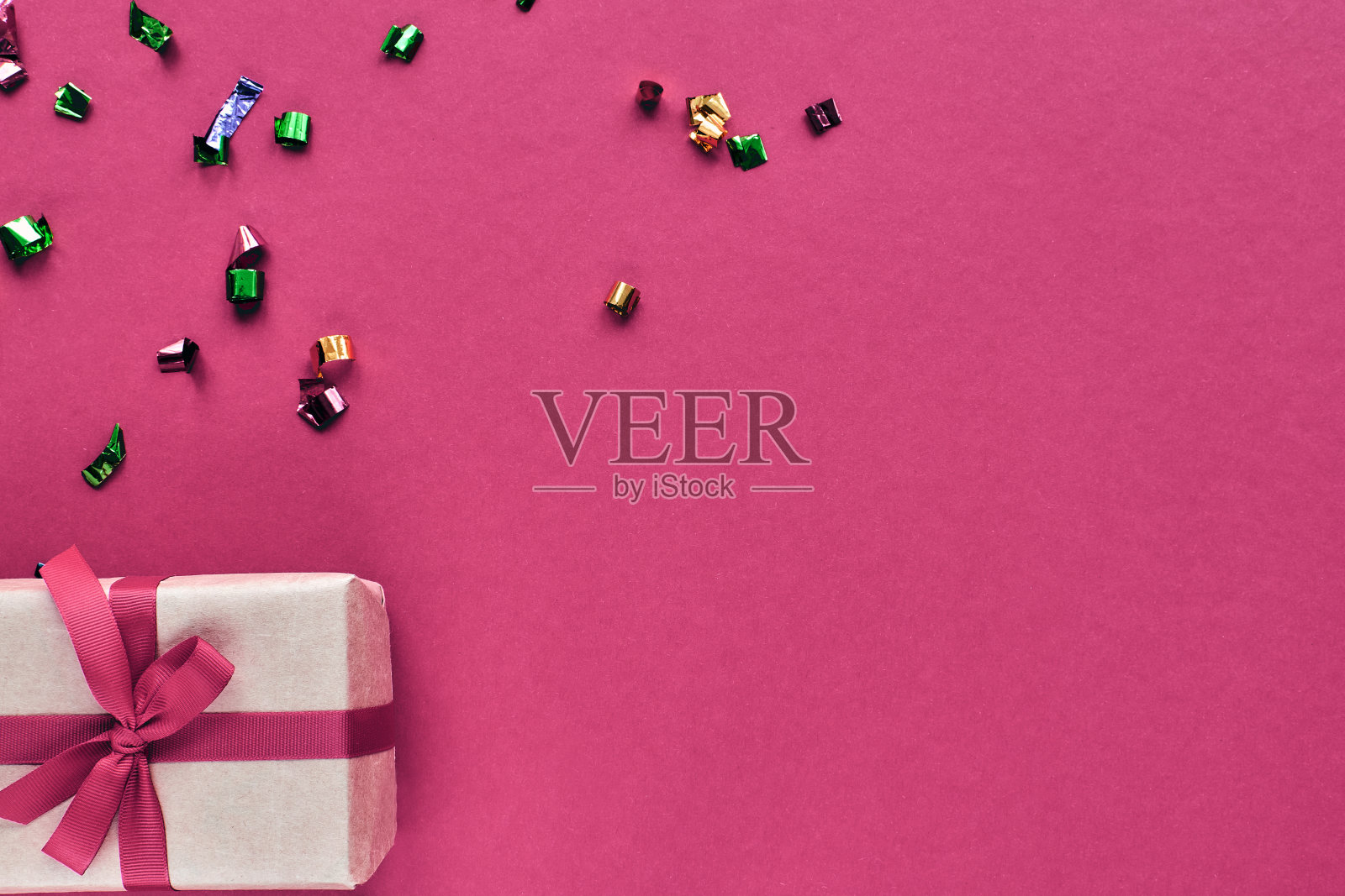 圣诞组成。彩带礼盒和彩色彩纸彩纸装饰彩色背景。圣诞节、冬天、新年庆祝概念。平铺,俯视图,拷贝空间照片摄影图片