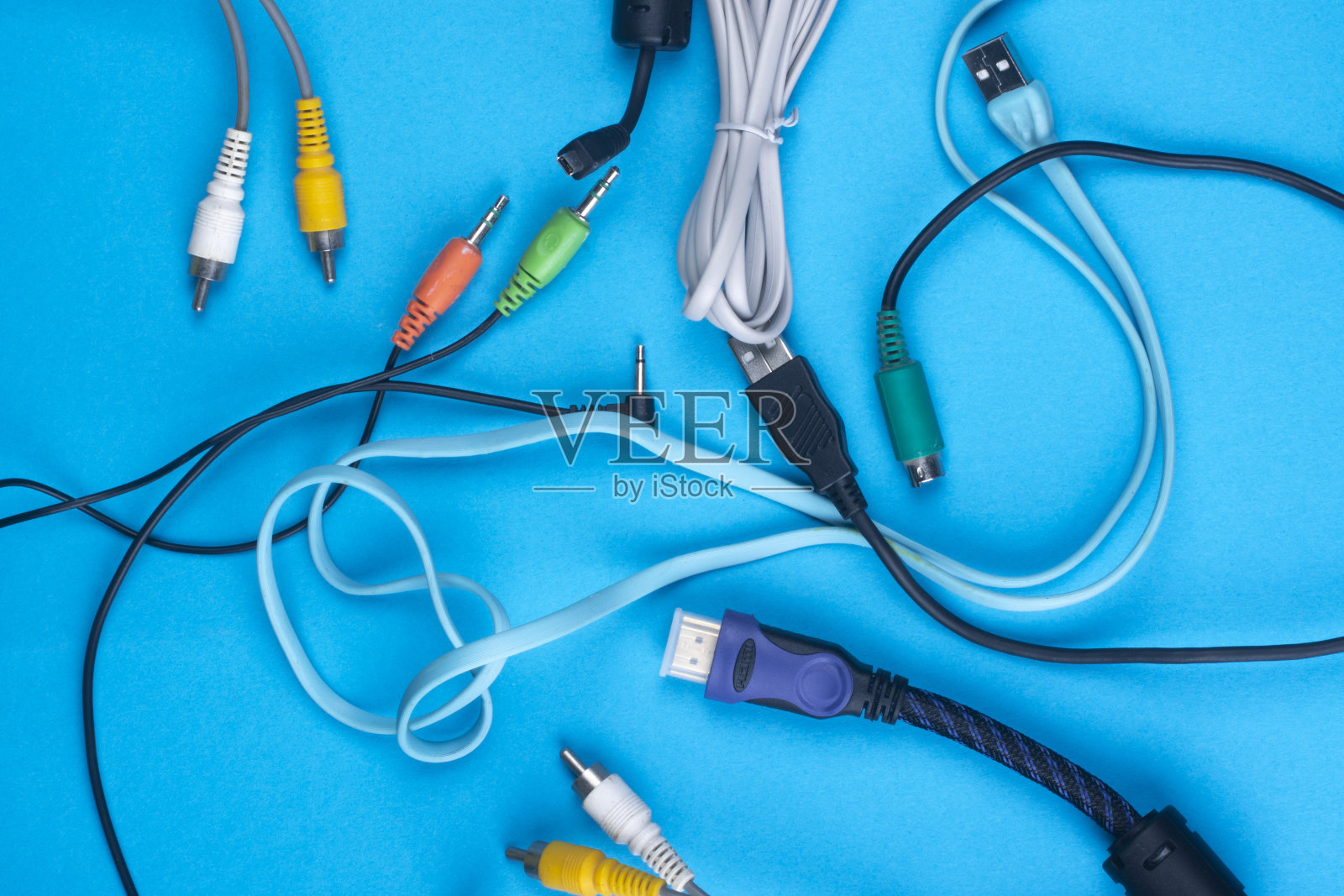 几种具有不同连接类型的计算机电缆。照片摄影图片