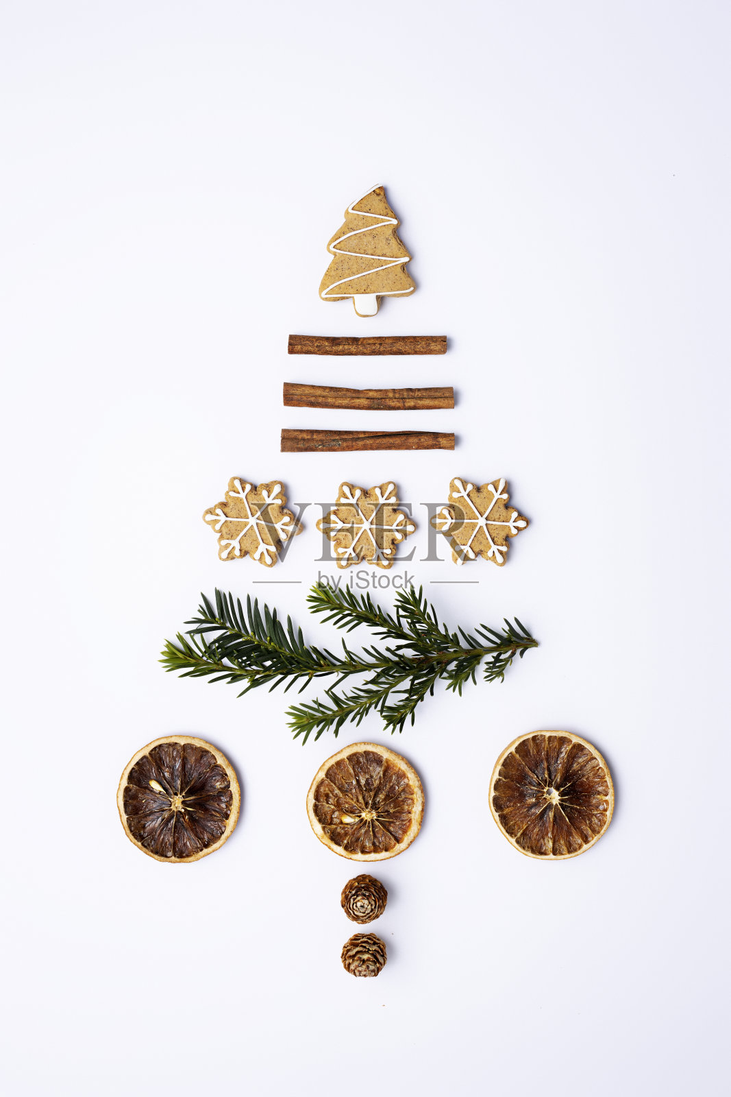 用冷杉、肉桂棒、干柠檬和饼干制作的圣诞树照片摄影图片
