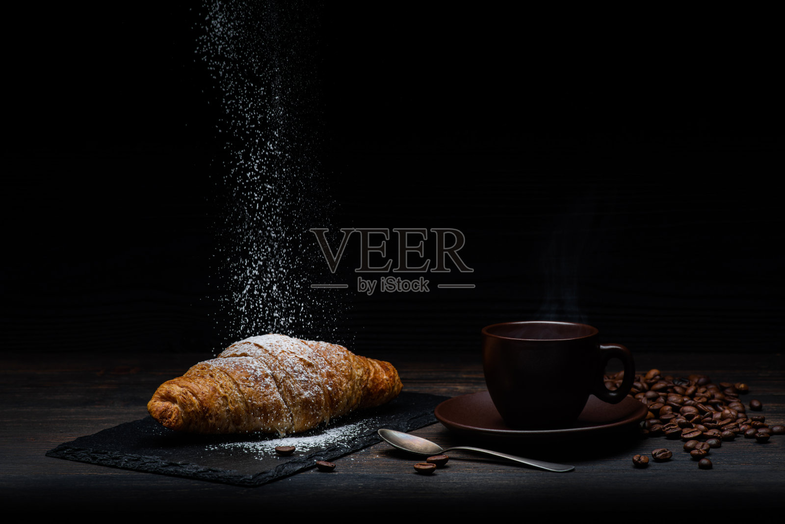 浓缩咖啡配羊角面包照片摄影图片