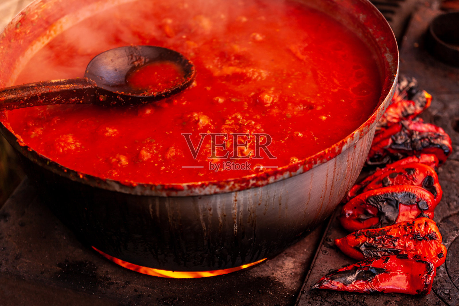 在炉子上煮辣椒酱照片摄影图片