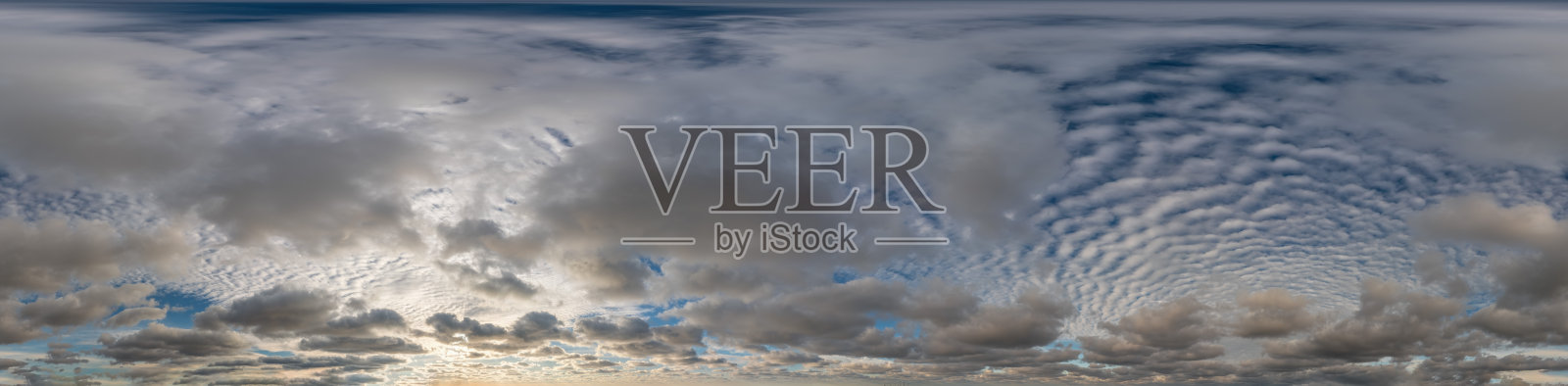 无缝天空全景日落与多层云在球形等矩形格式与完整的天顶用于3D图形,游戏和无人机360度全景作为一个天空圆顶照片摄影图片