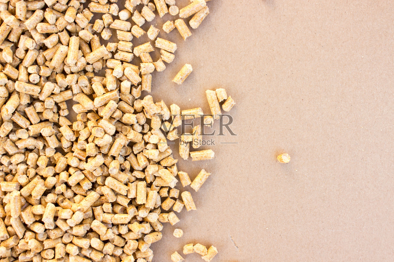 木质颗粒背景,图案。木屑颗粒在空白的棕色背景上,免费复制空间。平躺照片摄影图片