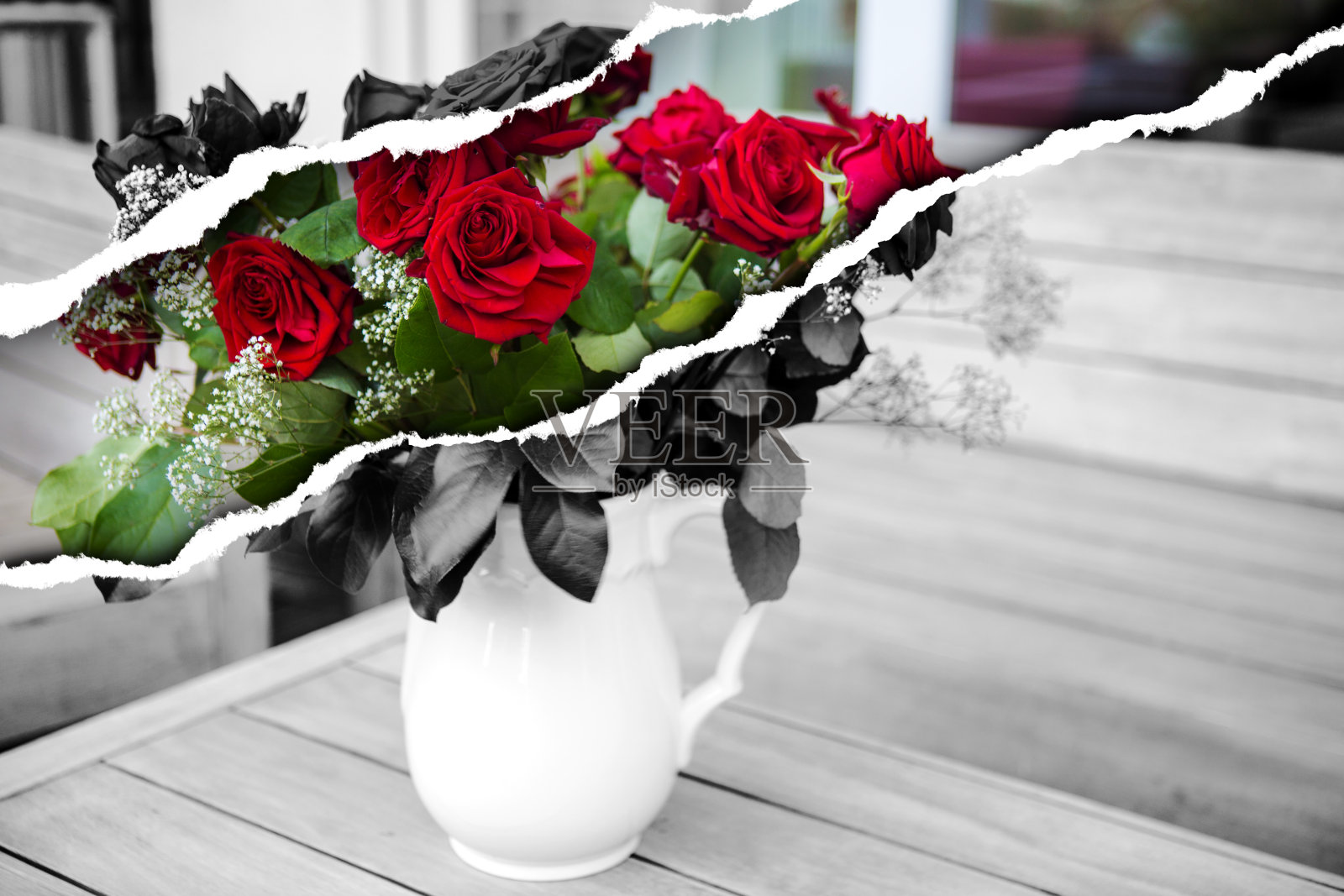 一束红玫瑰插在破纸上的白花瓶里照片摄影图片