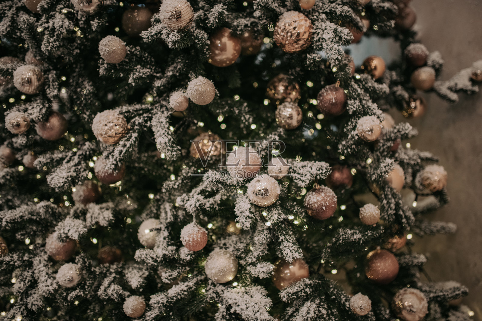 街道上白雪覆盖的舒适咖啡馆,在圣诞节和冬季假日装饰的咖啡馆的外观照片摄影图片