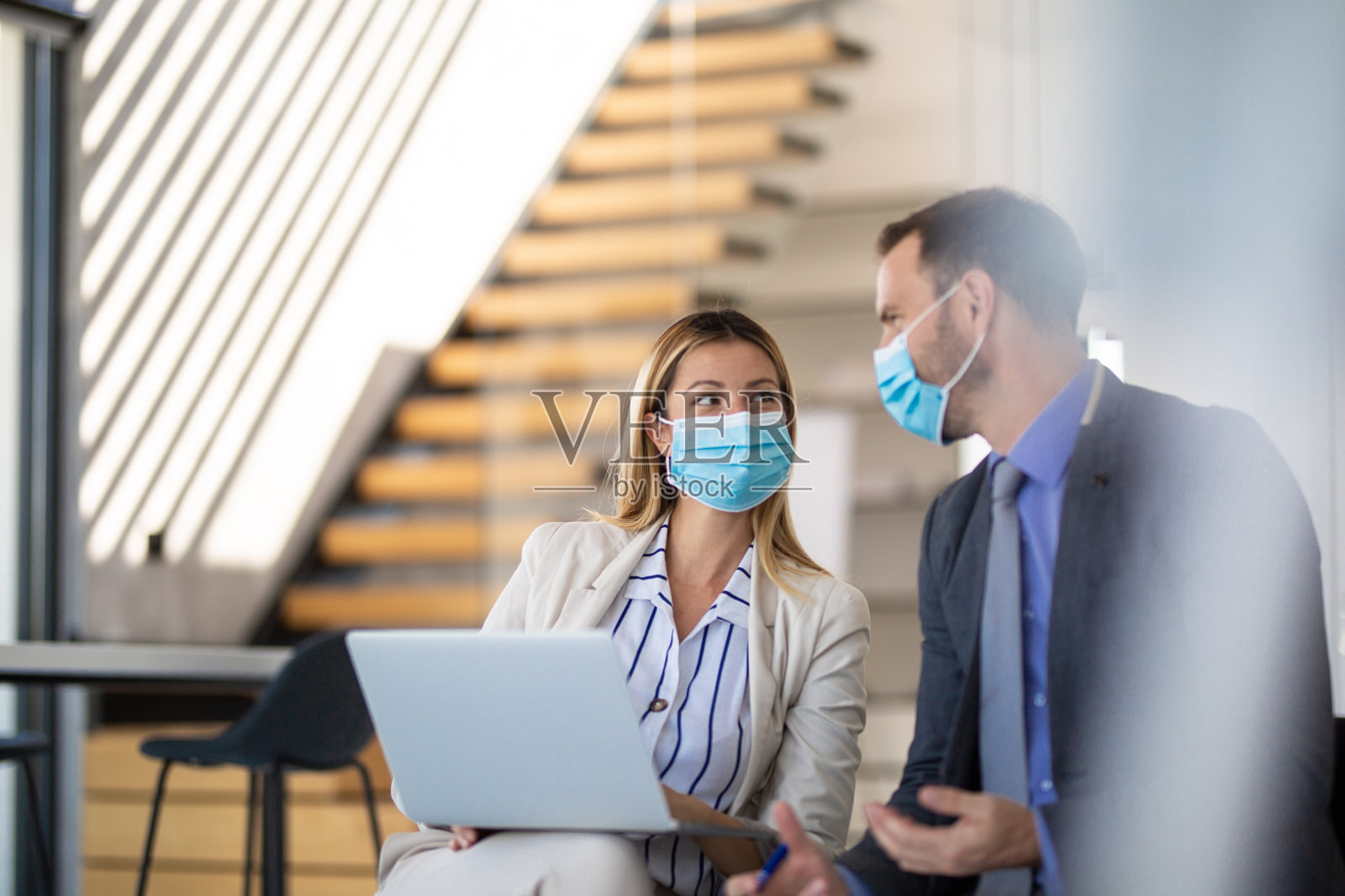 戴着防护面具的商人肖像照片摄影图片