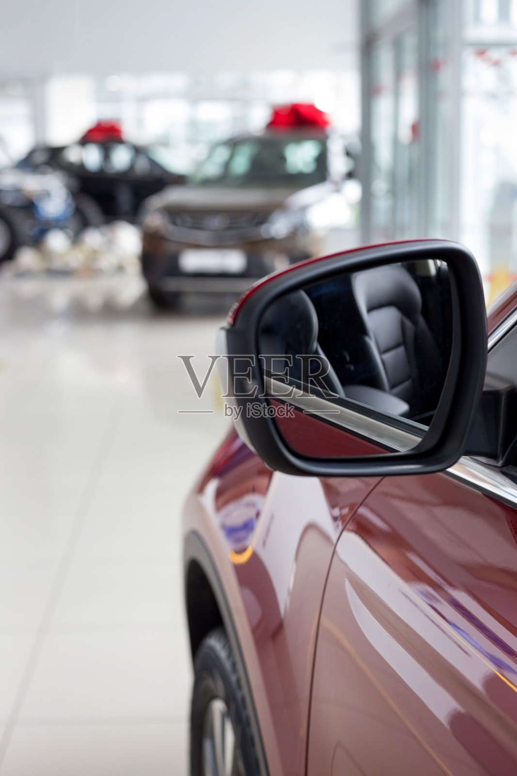 带有模糊背景的新型现代汽车。汽车汽车经销商。照片摄影图片