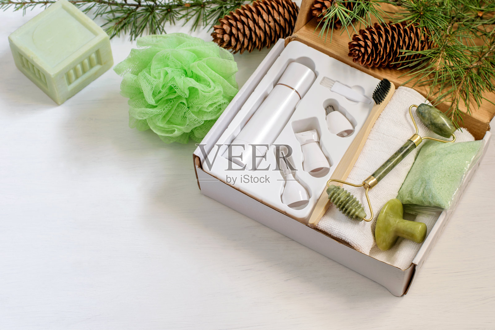 手工制作的另类圣诞礼盒与桉树化妆品,脸部按摩器。32、零浪费,生态呈现。照片摄影图片