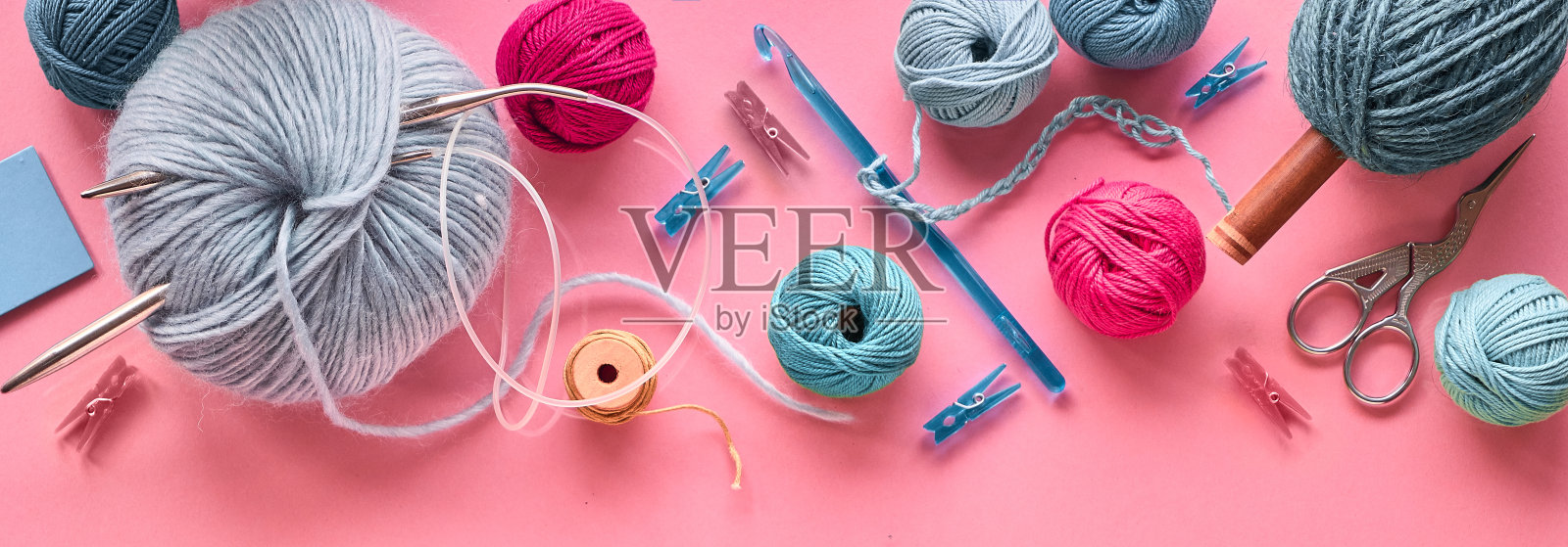 各种毛线和针织针,创造性的编织爱好。粉红色的全景背景照片摄影图片