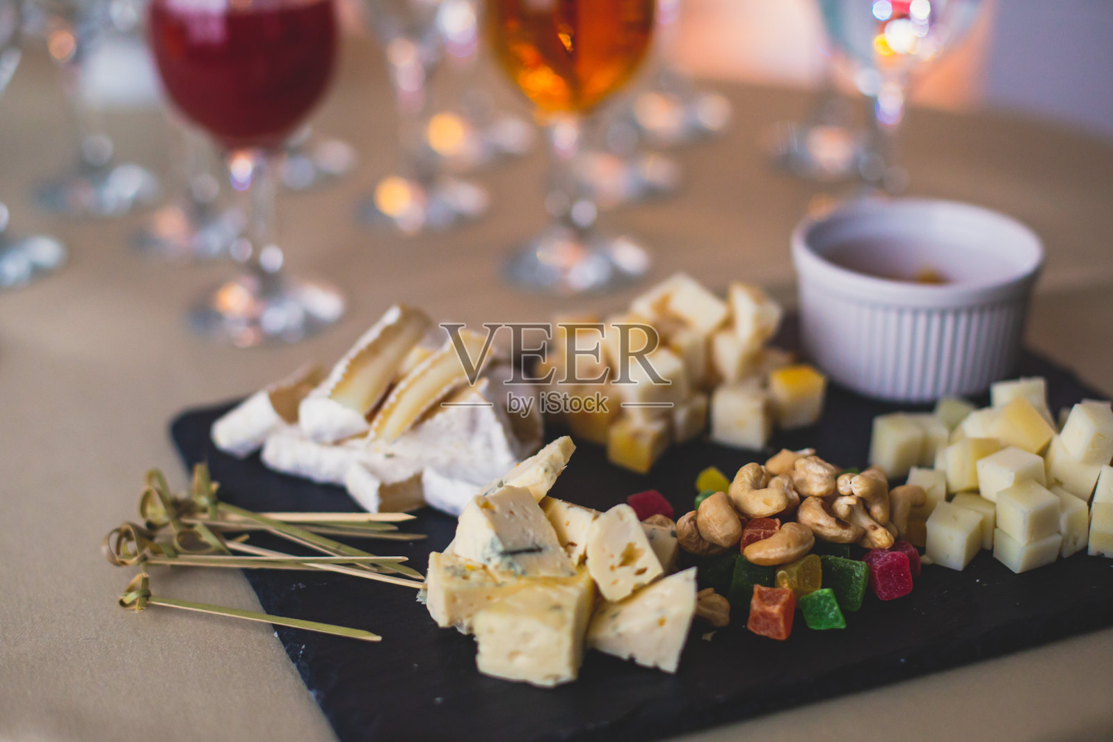 在公司的圣诞生日聚会或婚礼上,装饰精美的宴会桌配有不同的小吃和开胃菜照片摄影图片