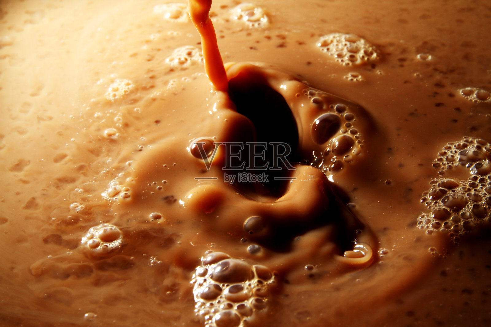 奶茶或巧克力牛奶喷溅照片摄影图片