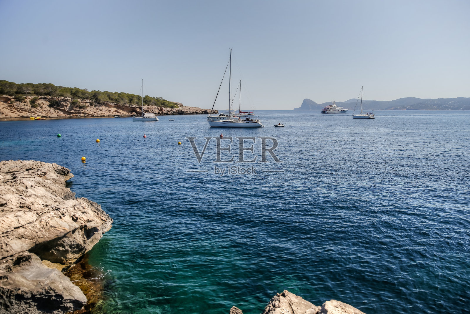 西班牙伊比沙岛卡拉巴萨海滩周围的岩石海岸线照片摄影图片