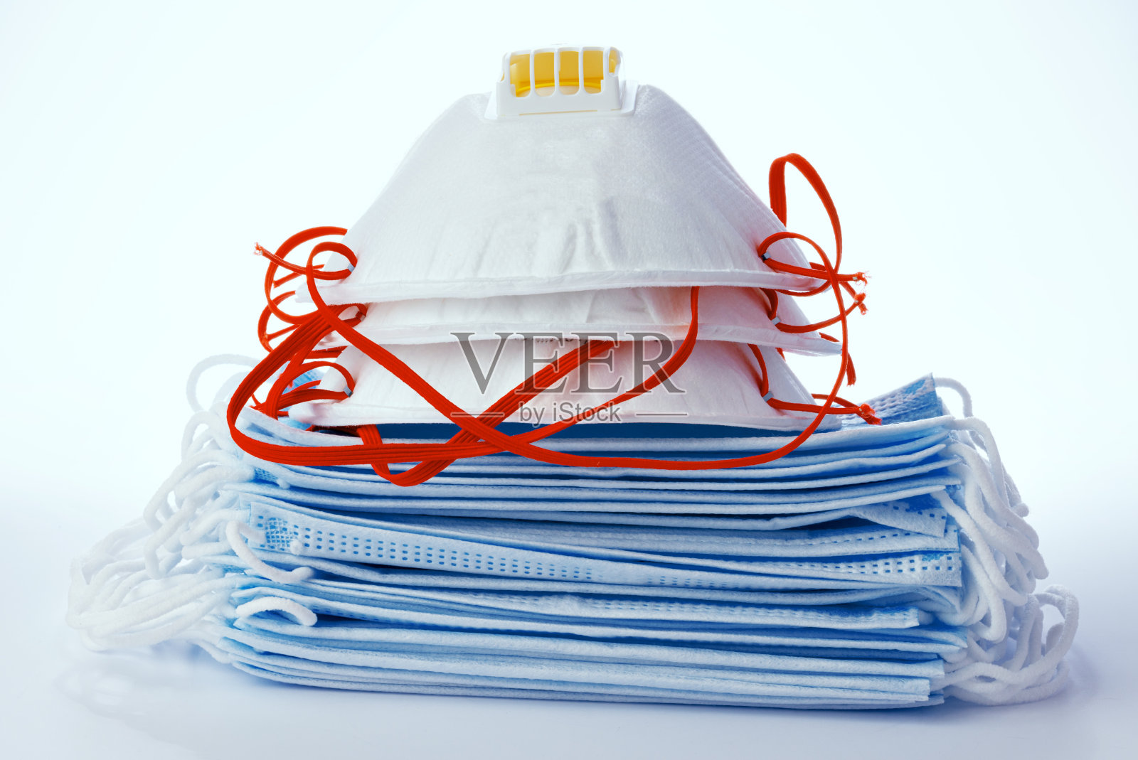 白色背景的口罩保护和医用外科口罩照片摄影图片