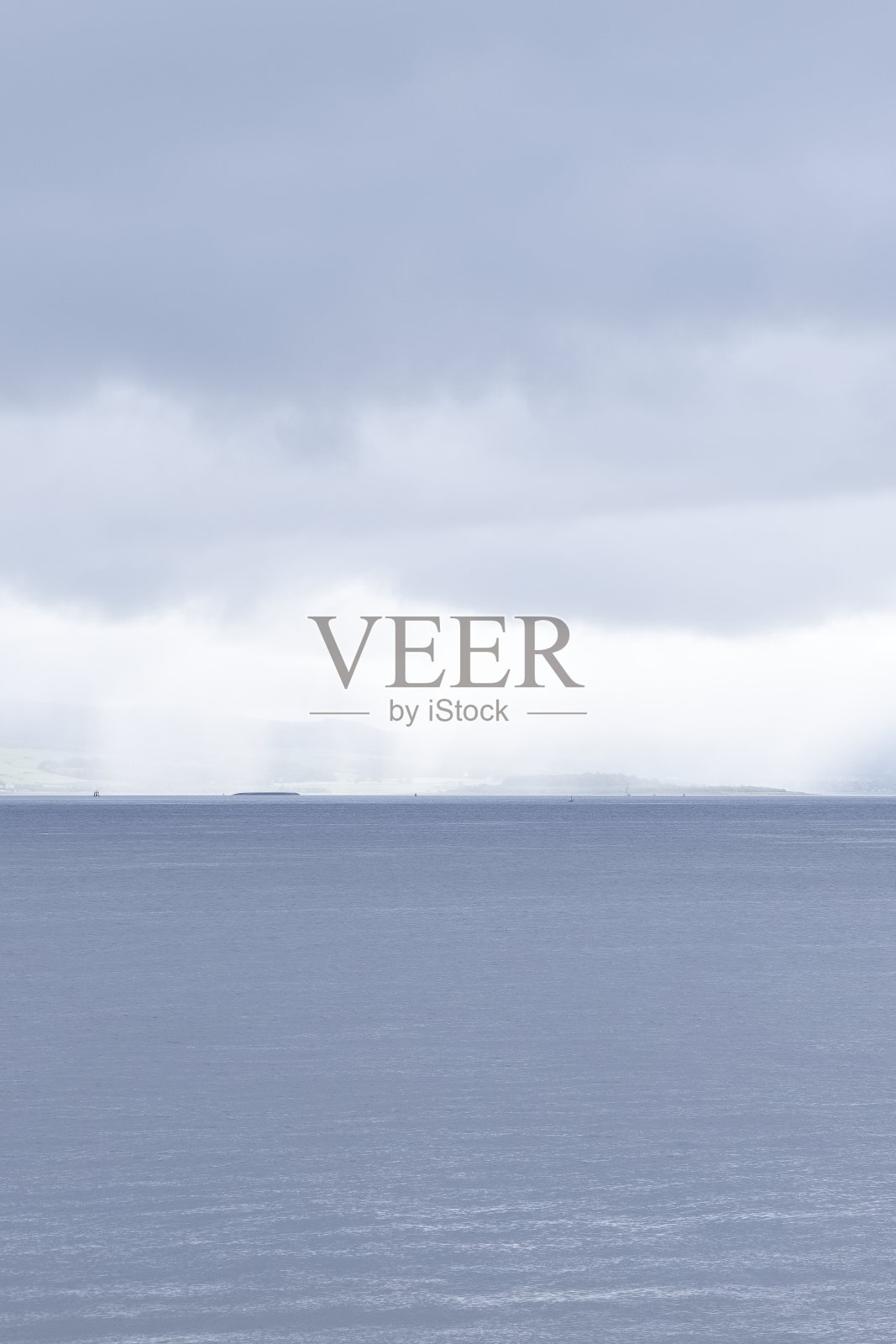 苏格兰因弗克莱德郡古鲁克海岸的深灰色风暴天气照片摄影图片