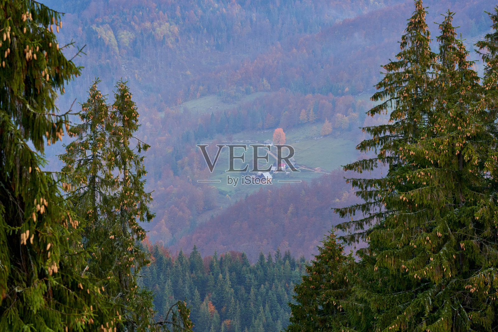 迷雾山中的村庄照片摄影图片