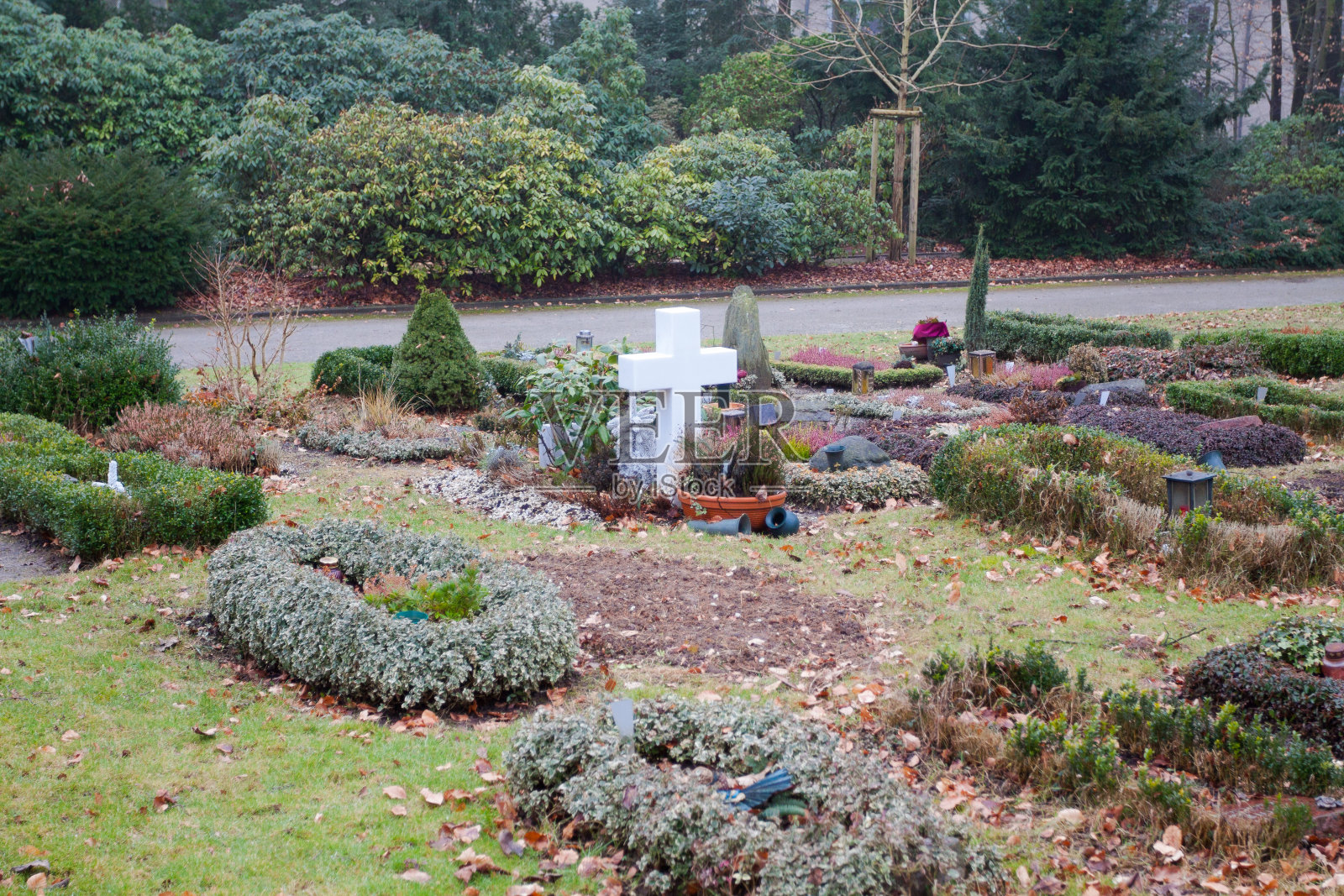 德国公墓上的坟墓和白色十字架照片摄影图片