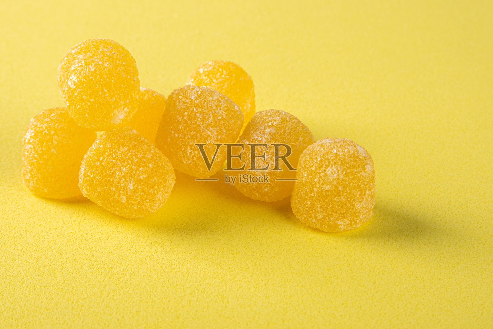 橡皮糖,橡皮糖的详细排列分散在桌子上的彩色表面上。照片摄影图片