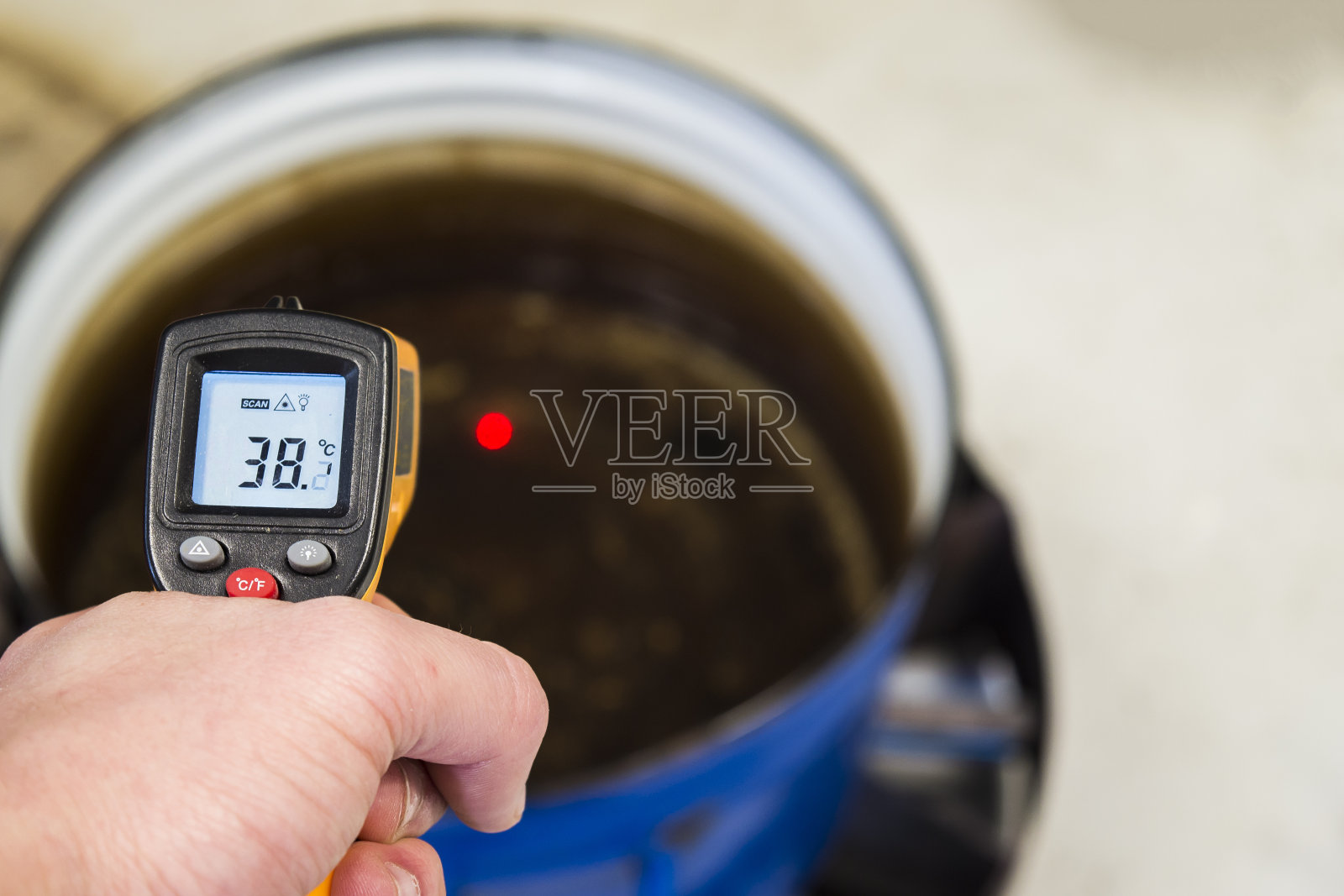 酿酒商检测微酿酒厂水的温度照片摄影图片