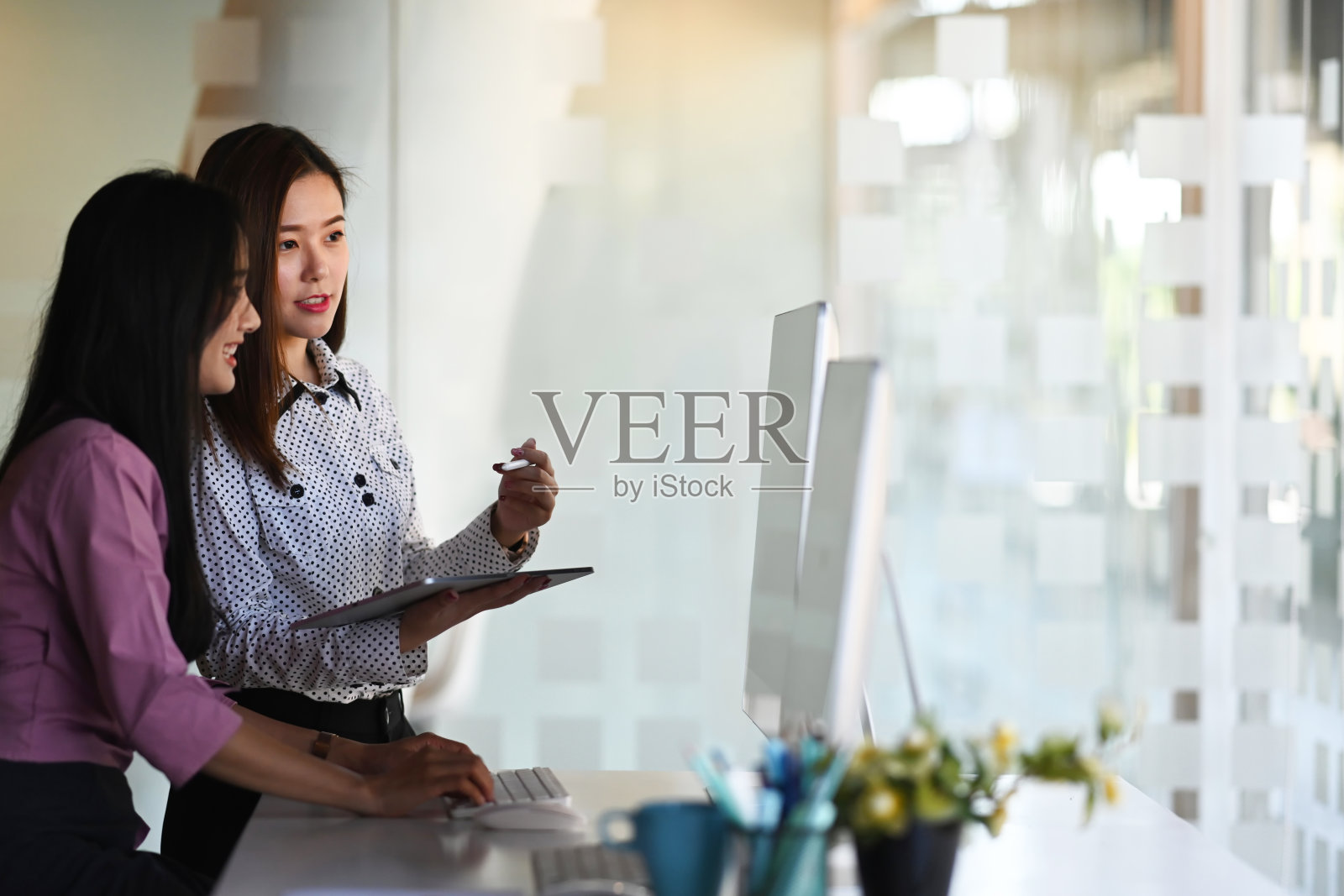 年轻的亚洲用户界面,用户体验前端设计师团队在现代会议室讨论新项目的想法。照片摄影图片