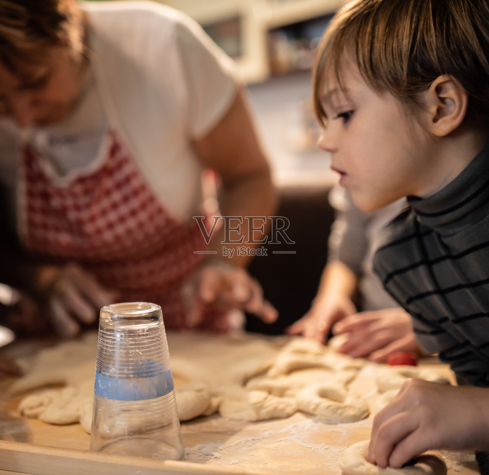 和奶奶在厨房里照片摄影图片