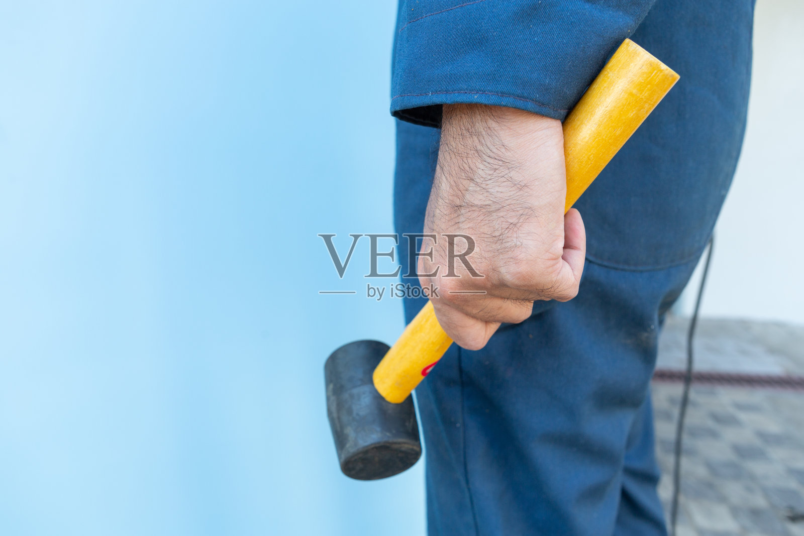 机修工手持锤子的特写镜头照片摄影图片