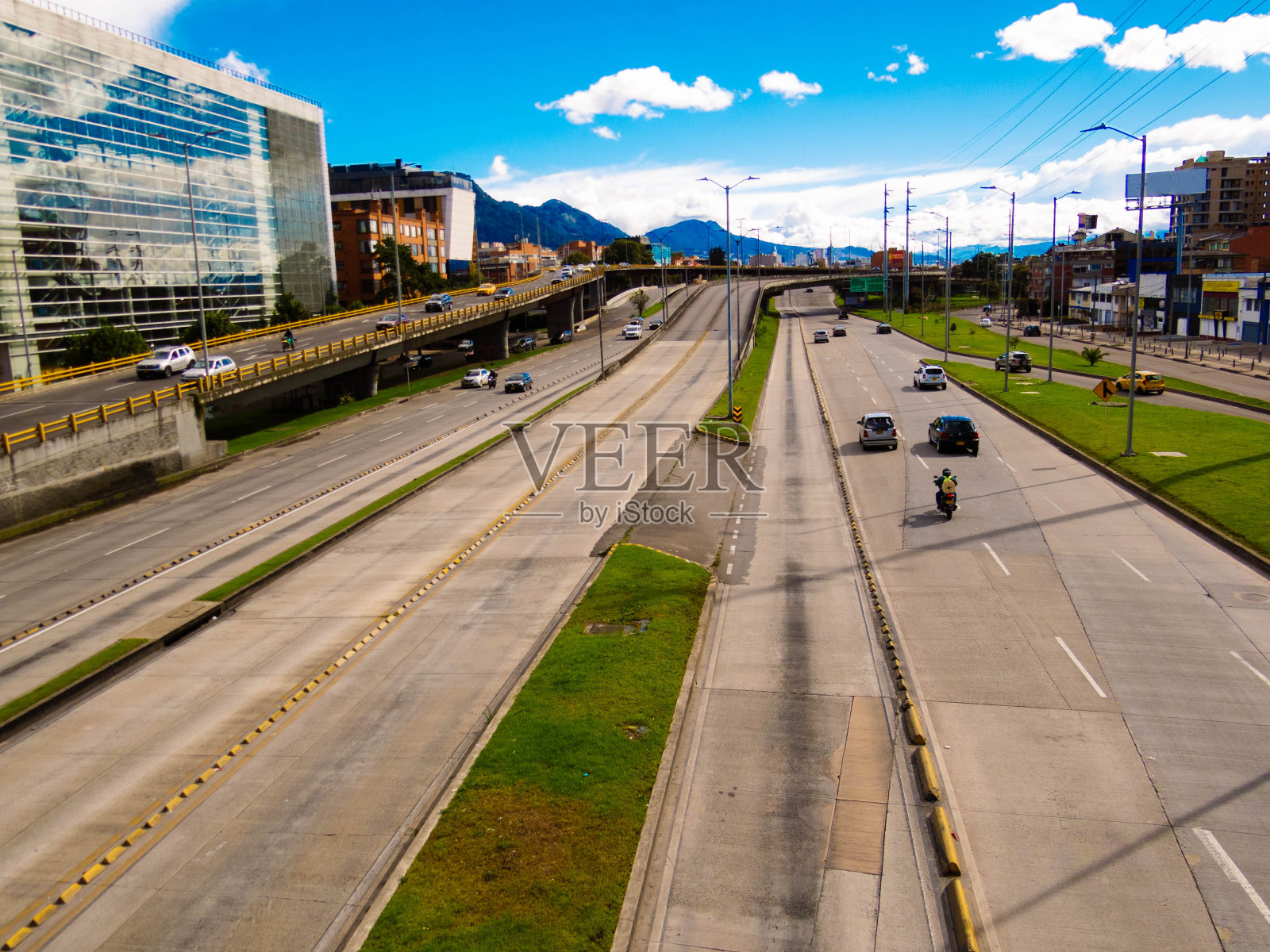 波哥大-哥伦比亚的北大街和车辆桥照片摄影图片