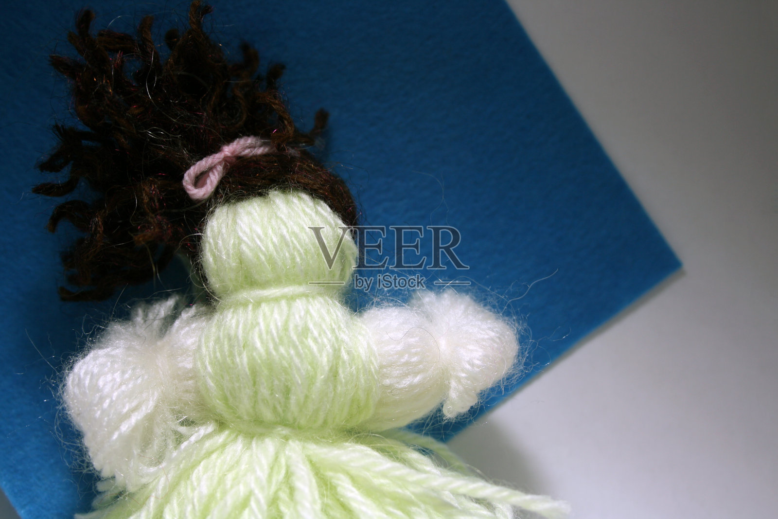 玩具的线在蓝色的背景。照片摄影图片