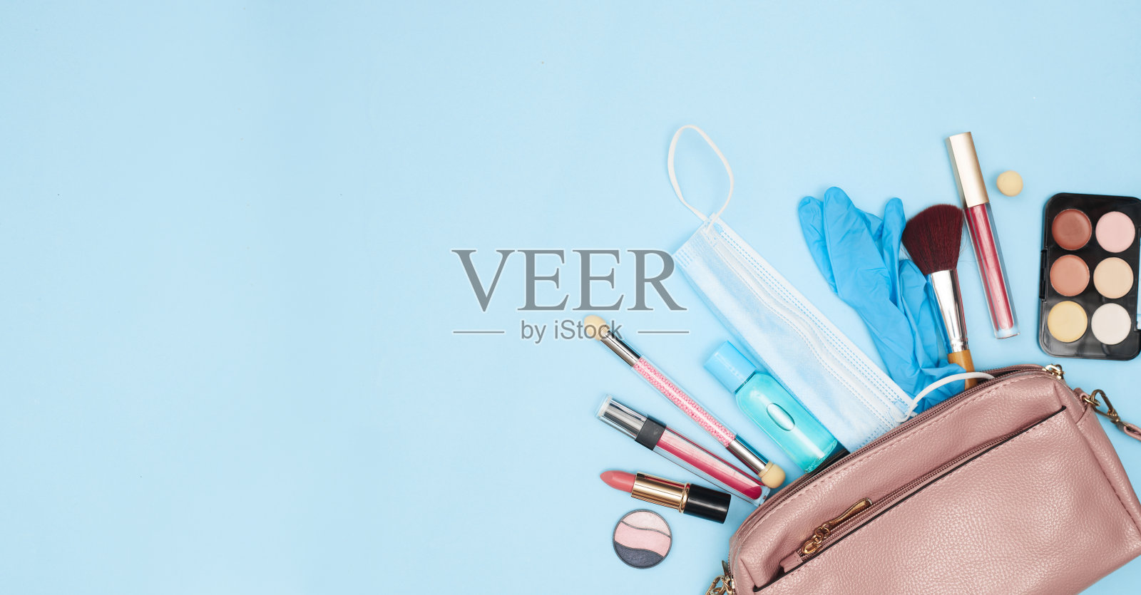 女士手袋用化妆品和医用口罩消毒液,covid-19,平躺照片摄影图片