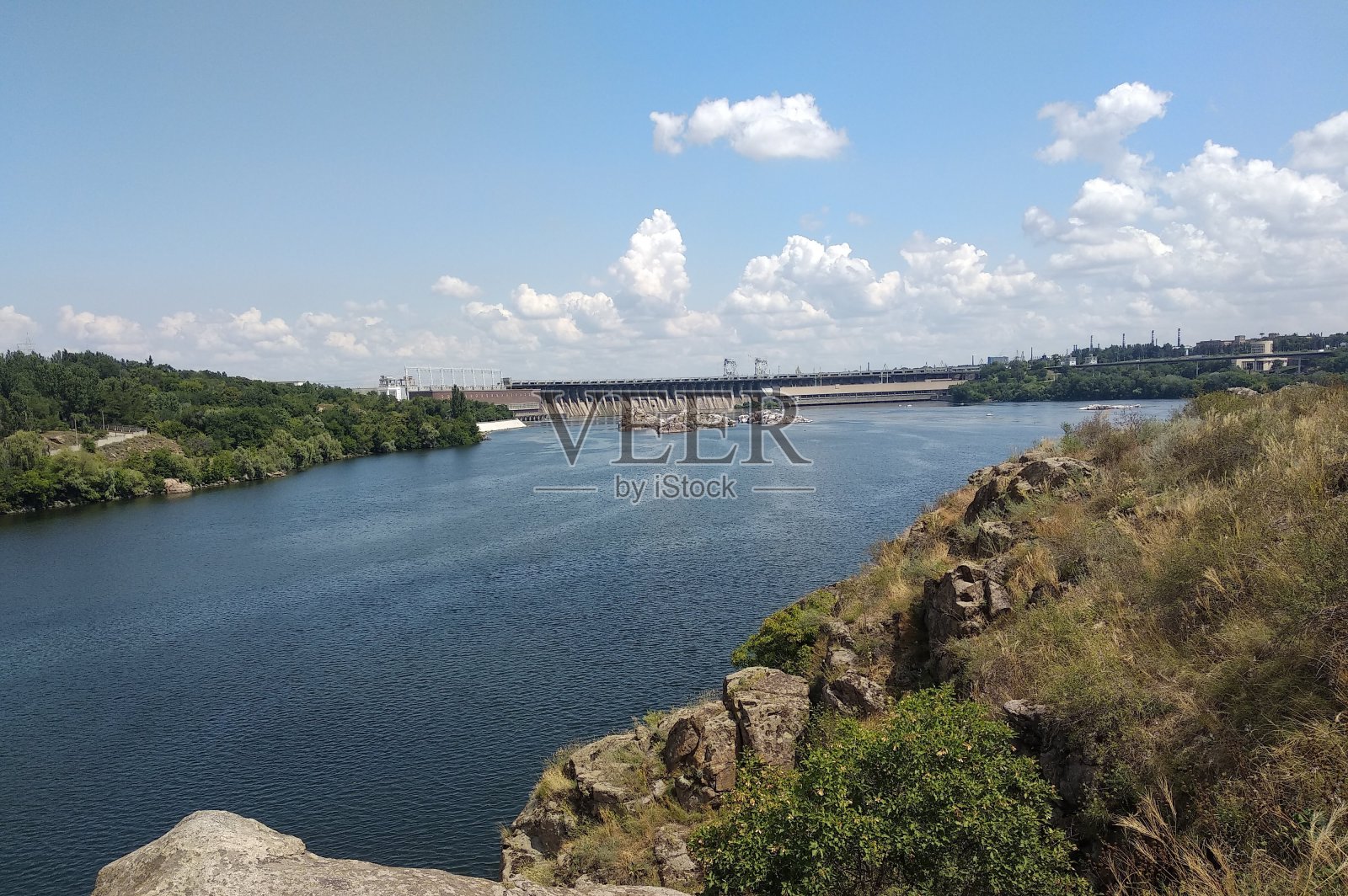 在第聂伯河上的霍蒂察岛北部,可以看到大坝。照片摄影图片