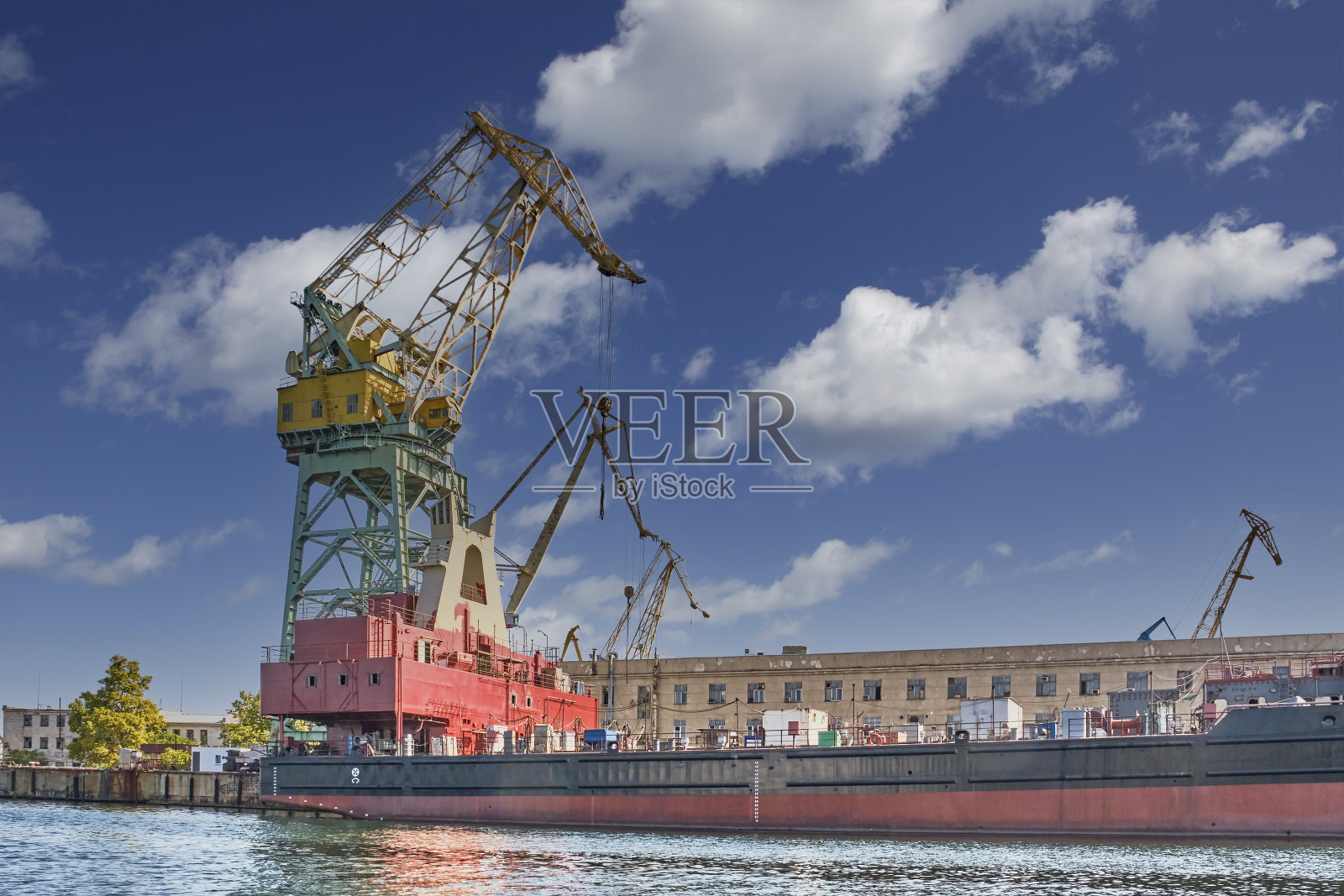 塞瓦斯托波尔海洋工厂建筑背景上的起重机以Sergo Ordzhonikidze命名照片摄影图片