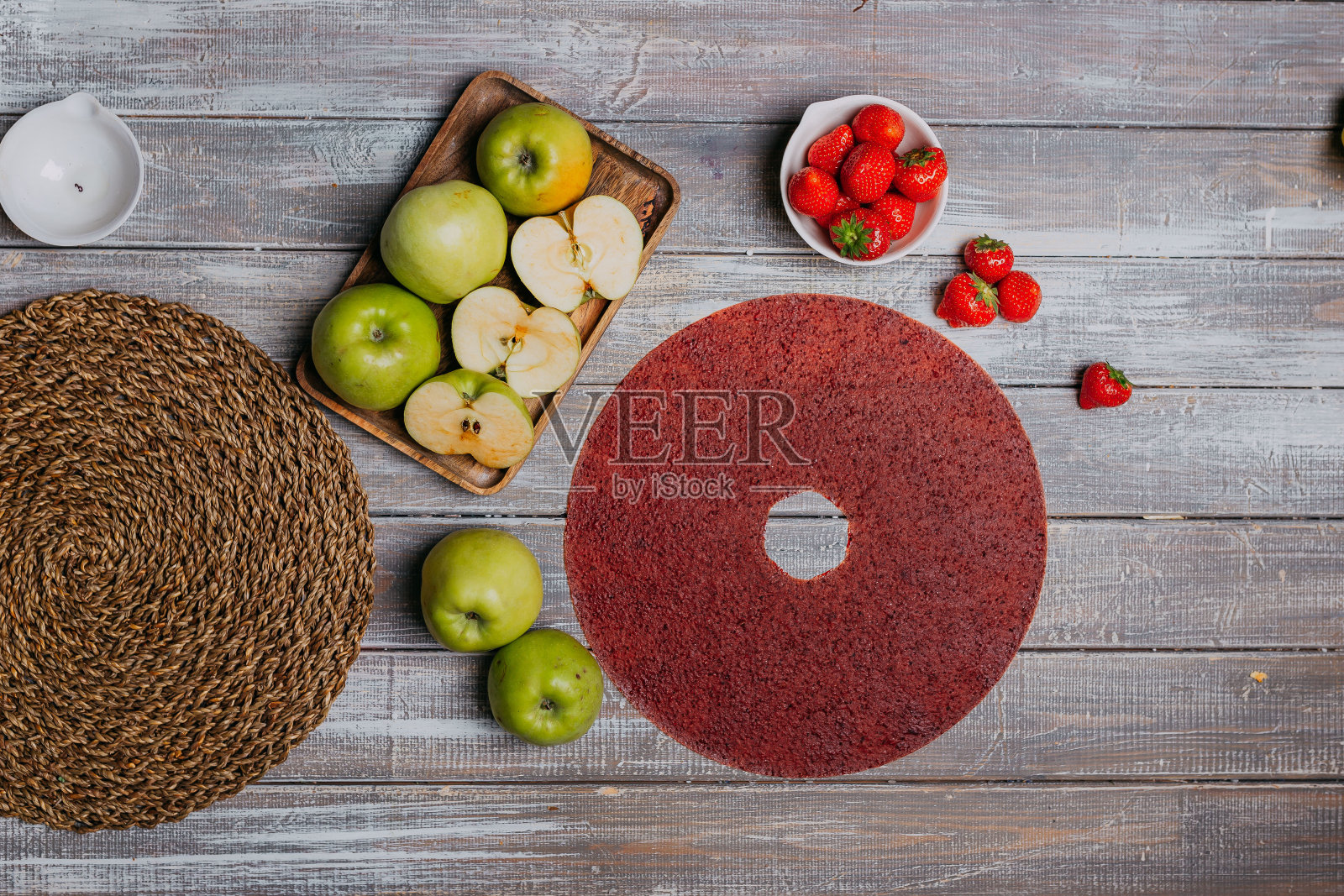 草莓果皮与新鲜水果放在木桌上。圆的水果皮。健康食品。苹果,香蕉,草莓俯视图。照片摄影图片