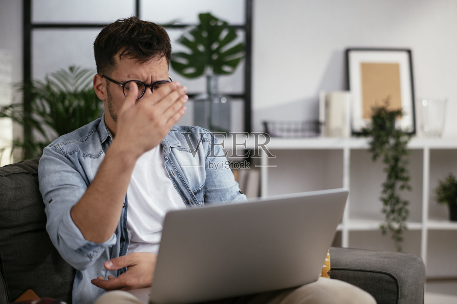 愤怒的年轻人正在视频通话照片摄影图片