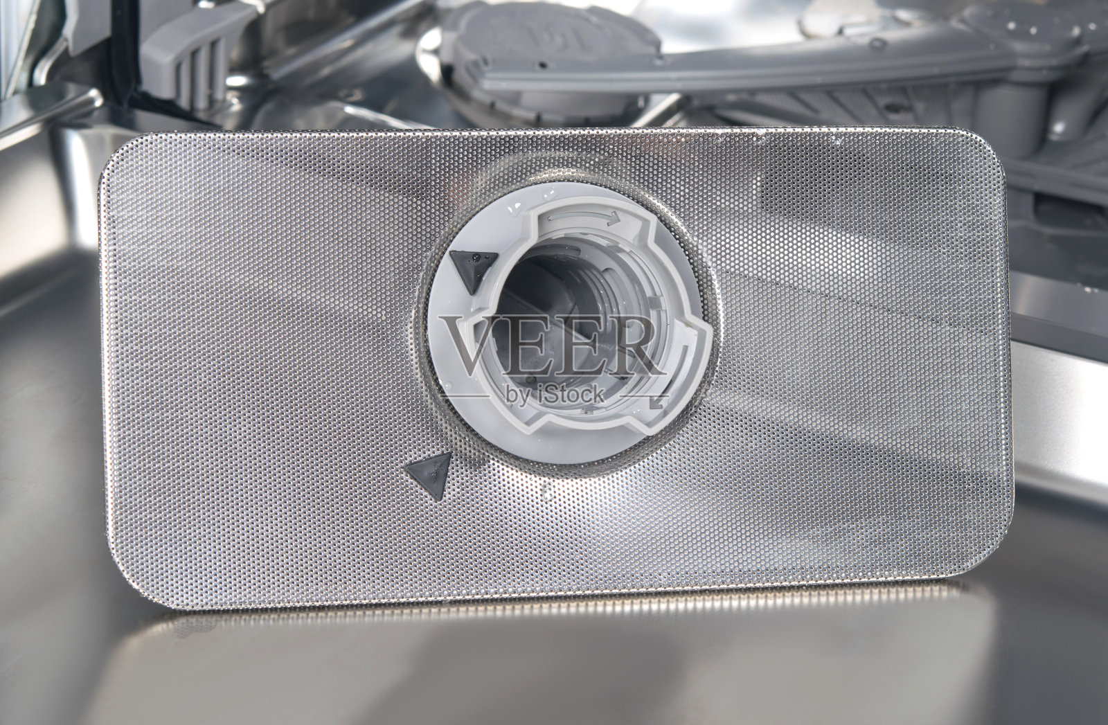 在洗碗机底部用盛食物垃圾的容器排水照片摄影图片