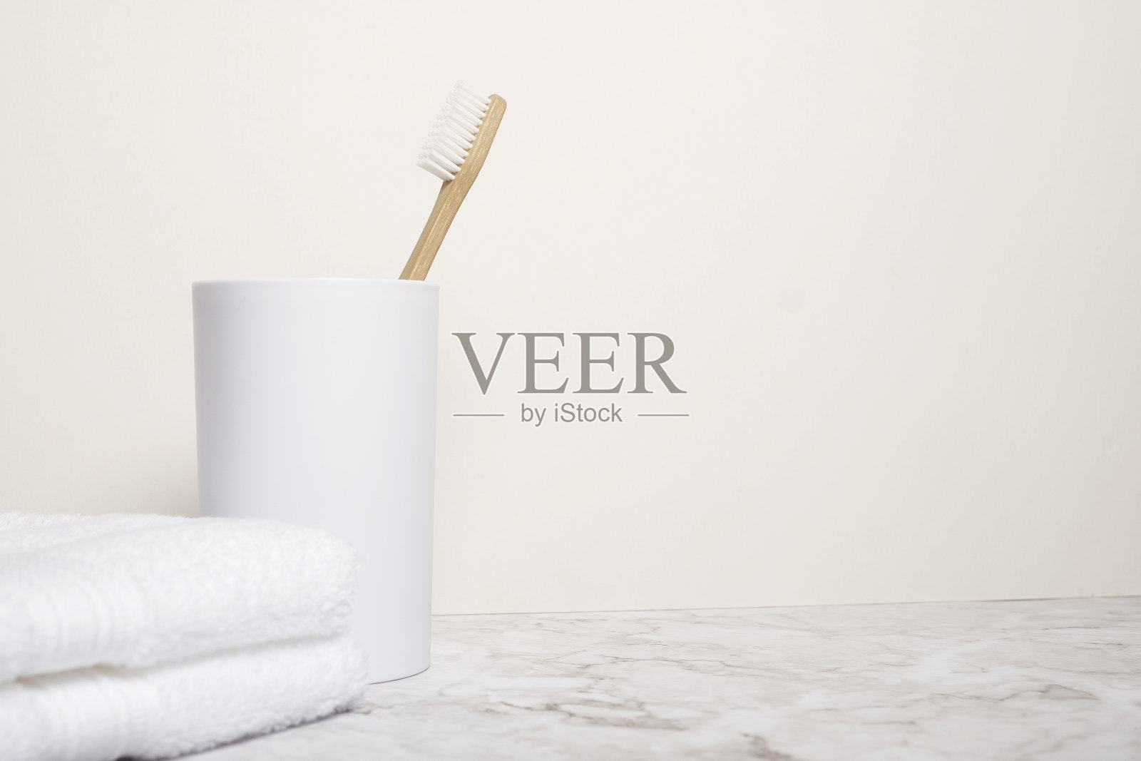 竹牙刷和牙膏照片摄影图片