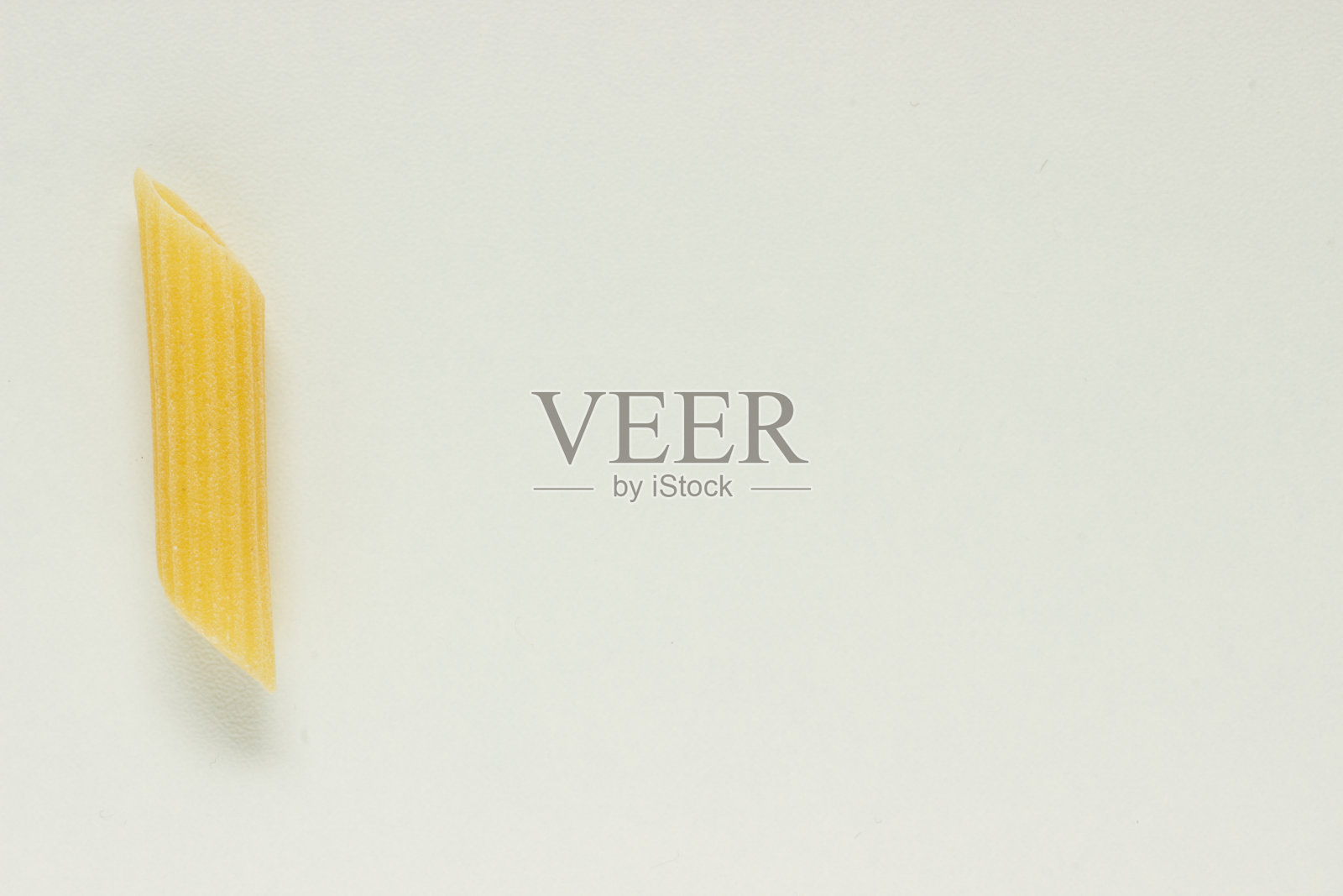 一个白色背景上的通心粉面特写;孤立的照片摄影图片