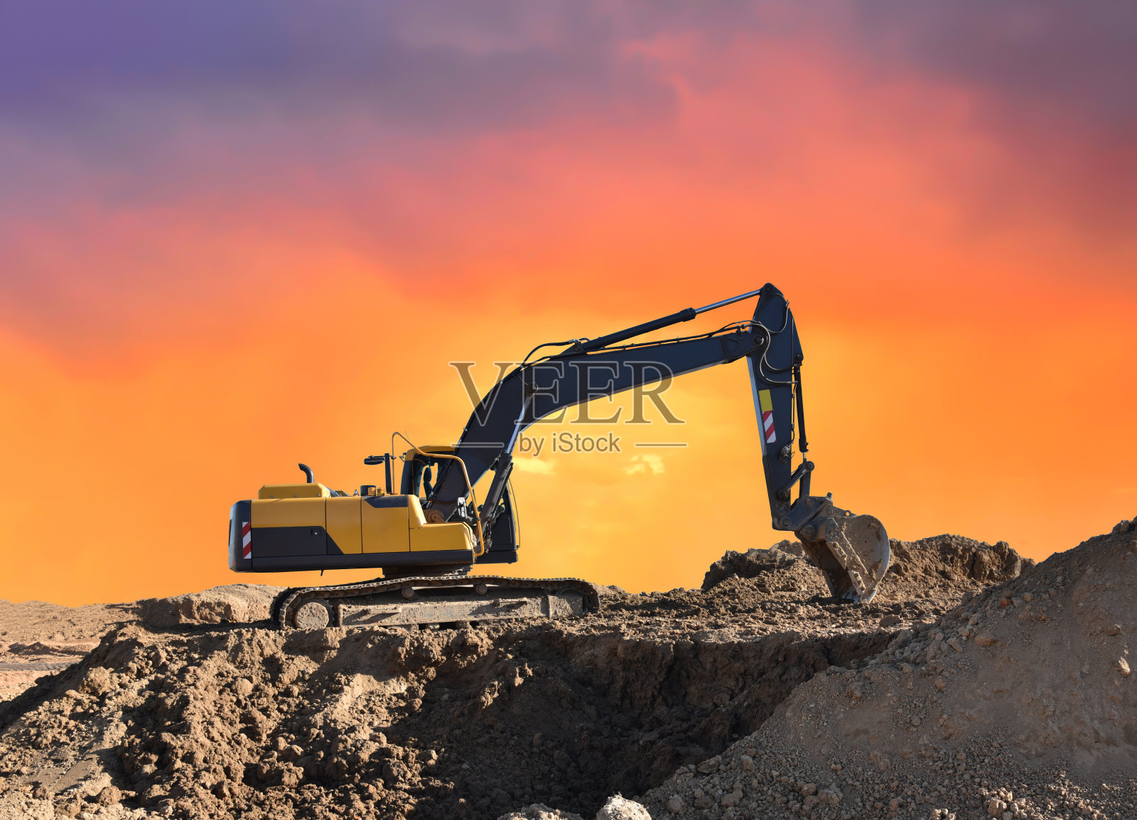 挖掘机在露天矿场土方作业日落背景照片摄影图片