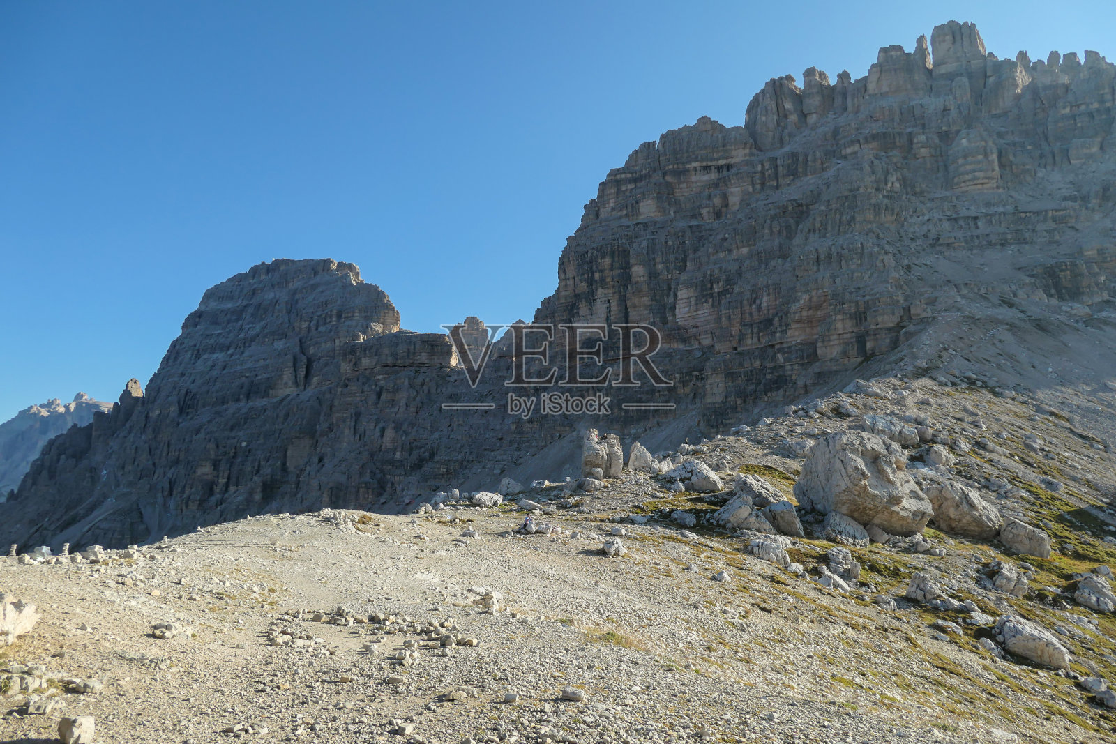 一片满是石人的土地。在后面是意大利白云岩的高链,笼罩在晨雾中。整个地区到处都是丢失的石头。原始和荒凉的景观。孤独照片摄影图片