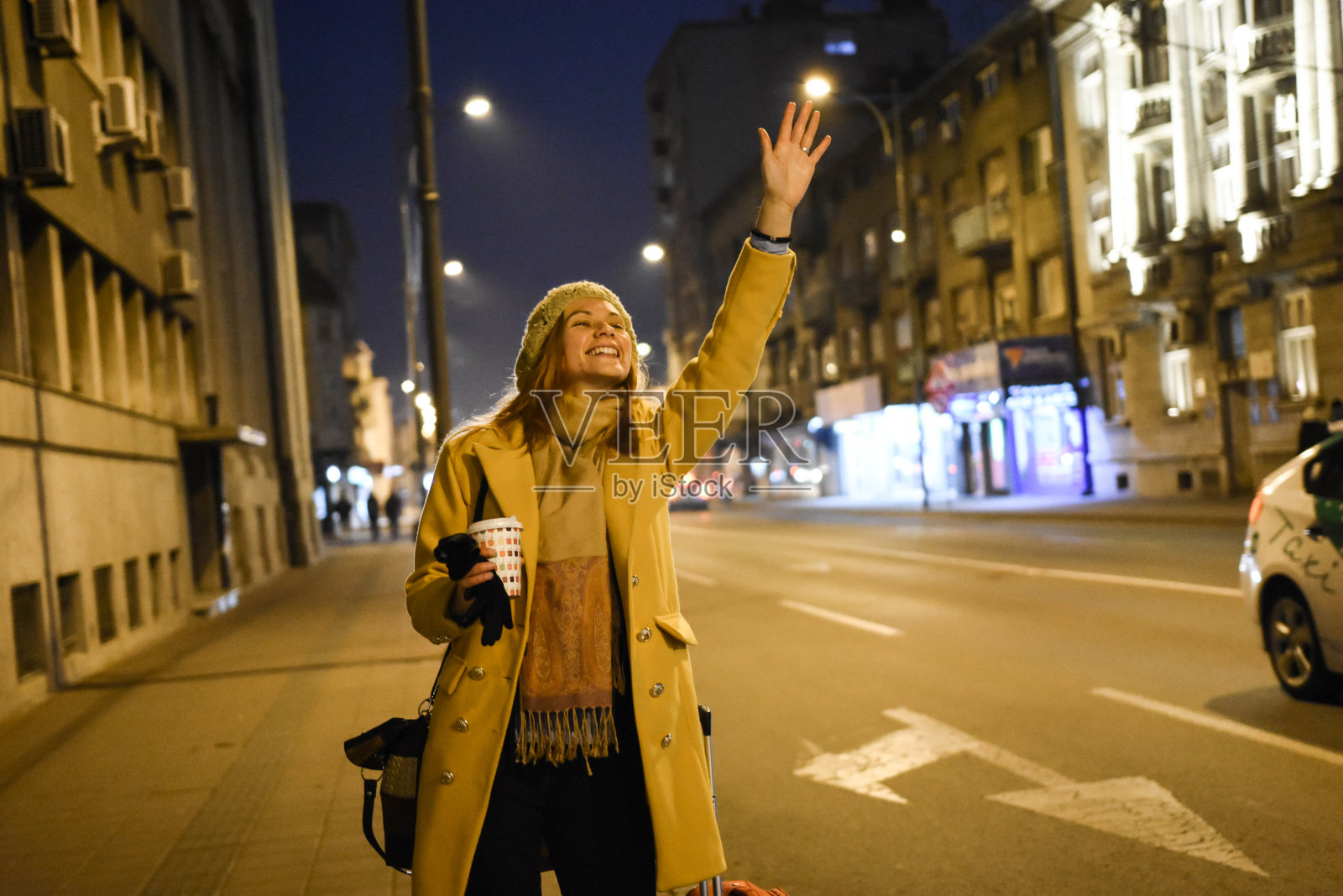 年轻女子在找出租车照片摄影图片