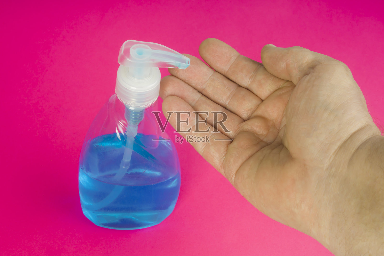 防毒概念-用你的手掌喷洒消毒清洁剂照片摄影图片