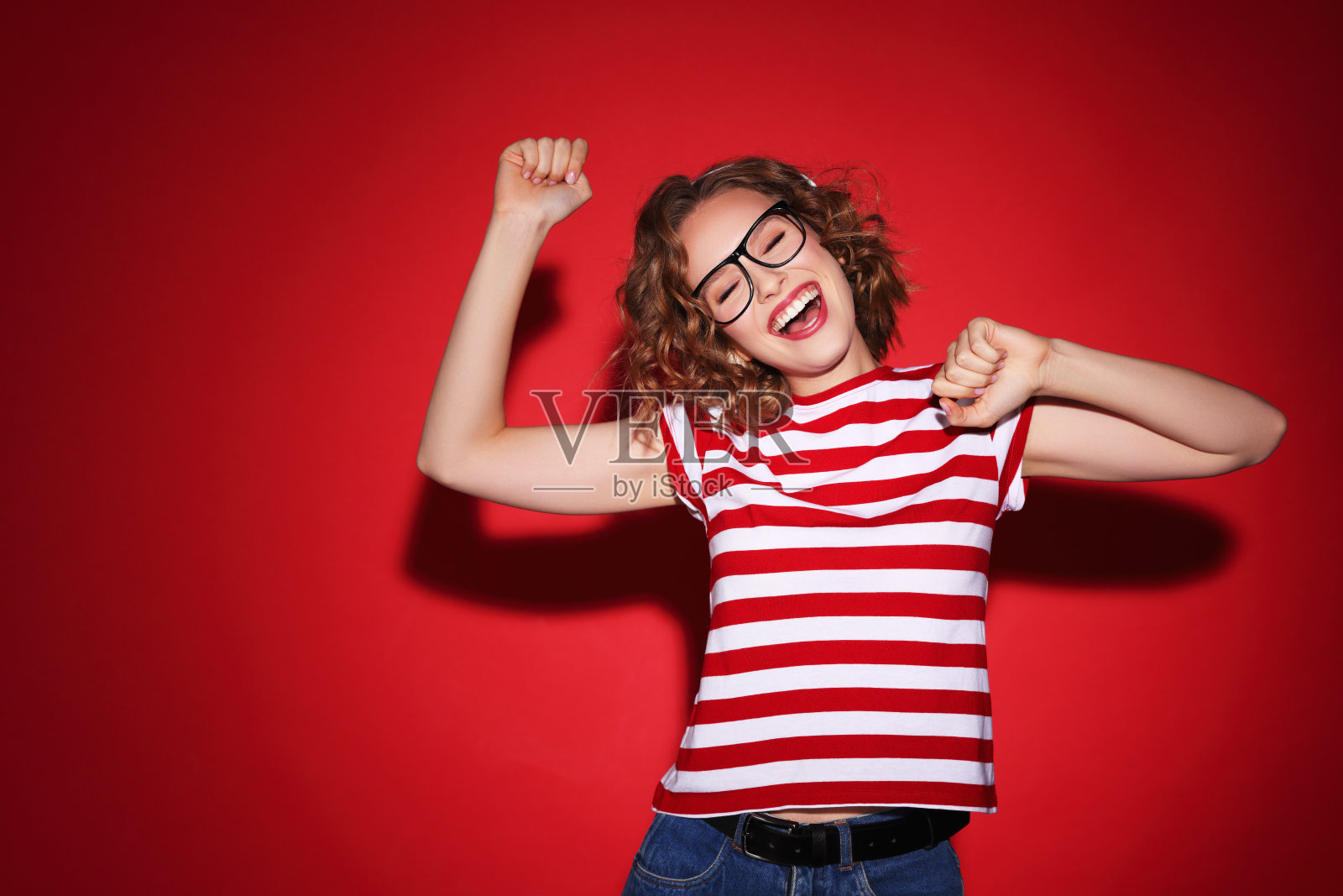 兴奋的年轻女子微笑和跳舞照片摄影图片