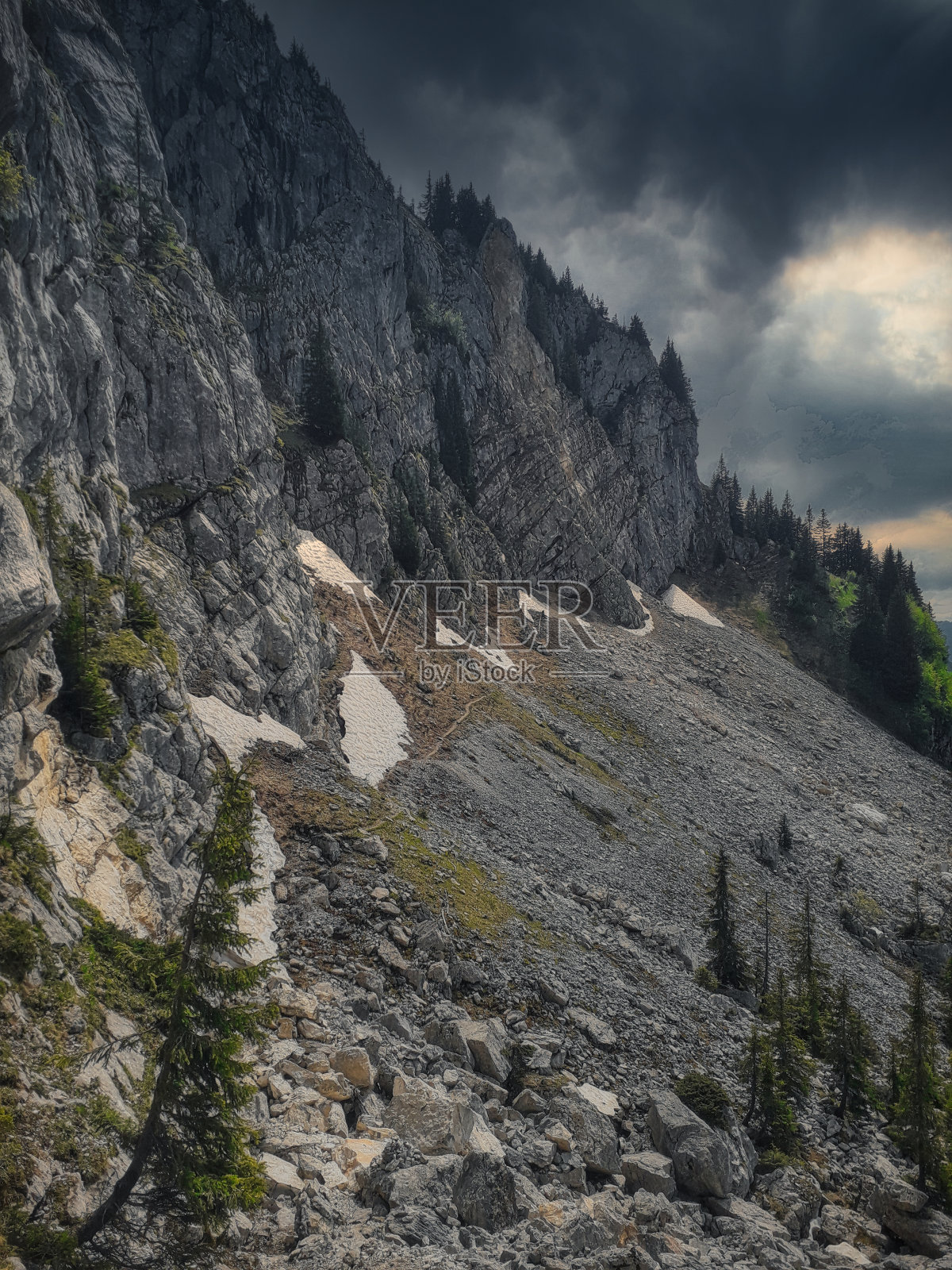 高山上的岩石立面照片摄影图片