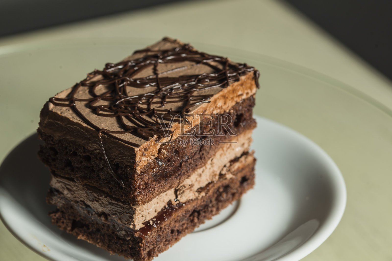 在盘子上分层的干蛋糕照片摄影图片