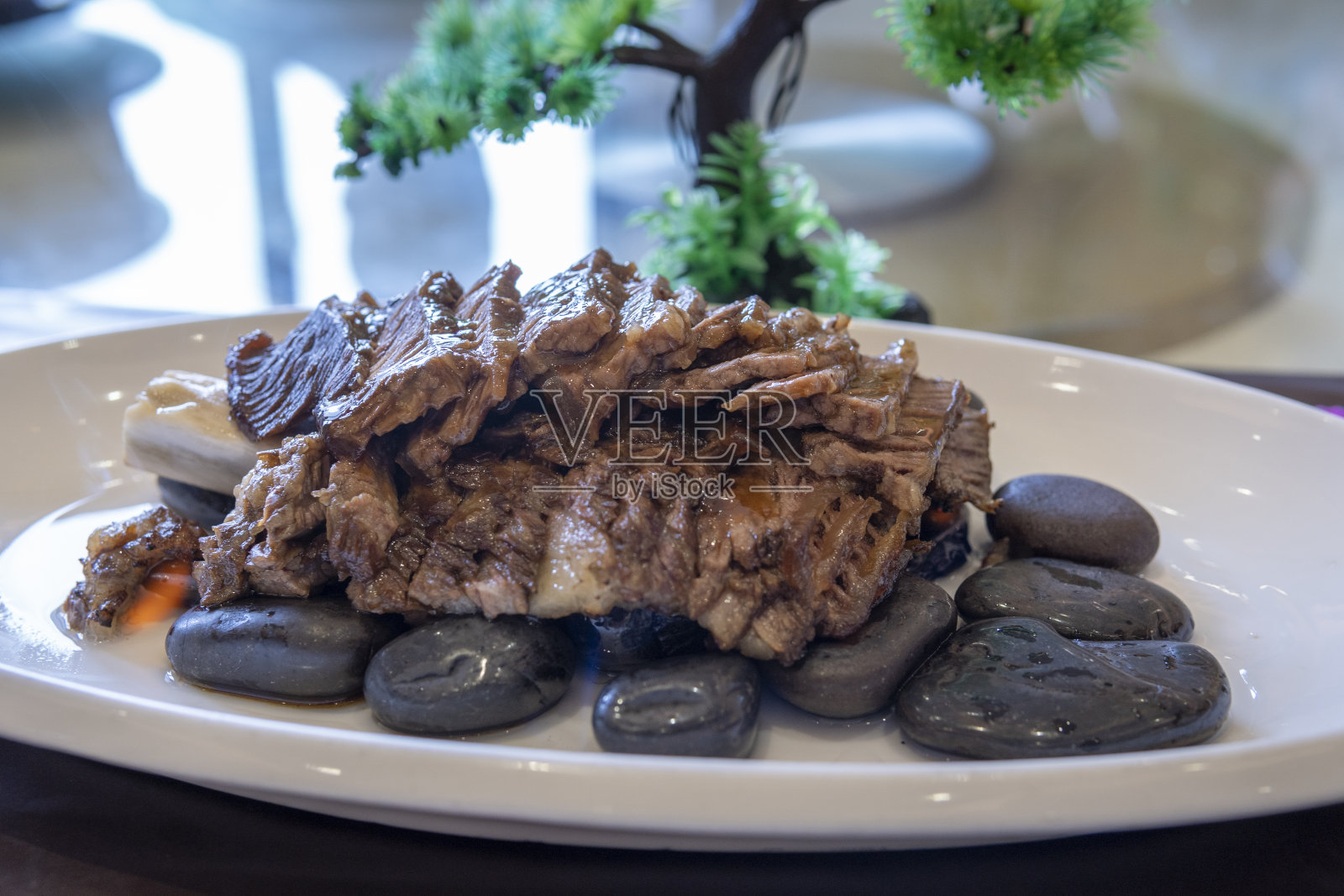 粤菜,烤牛排骨上精致的盘子照片摄影图片